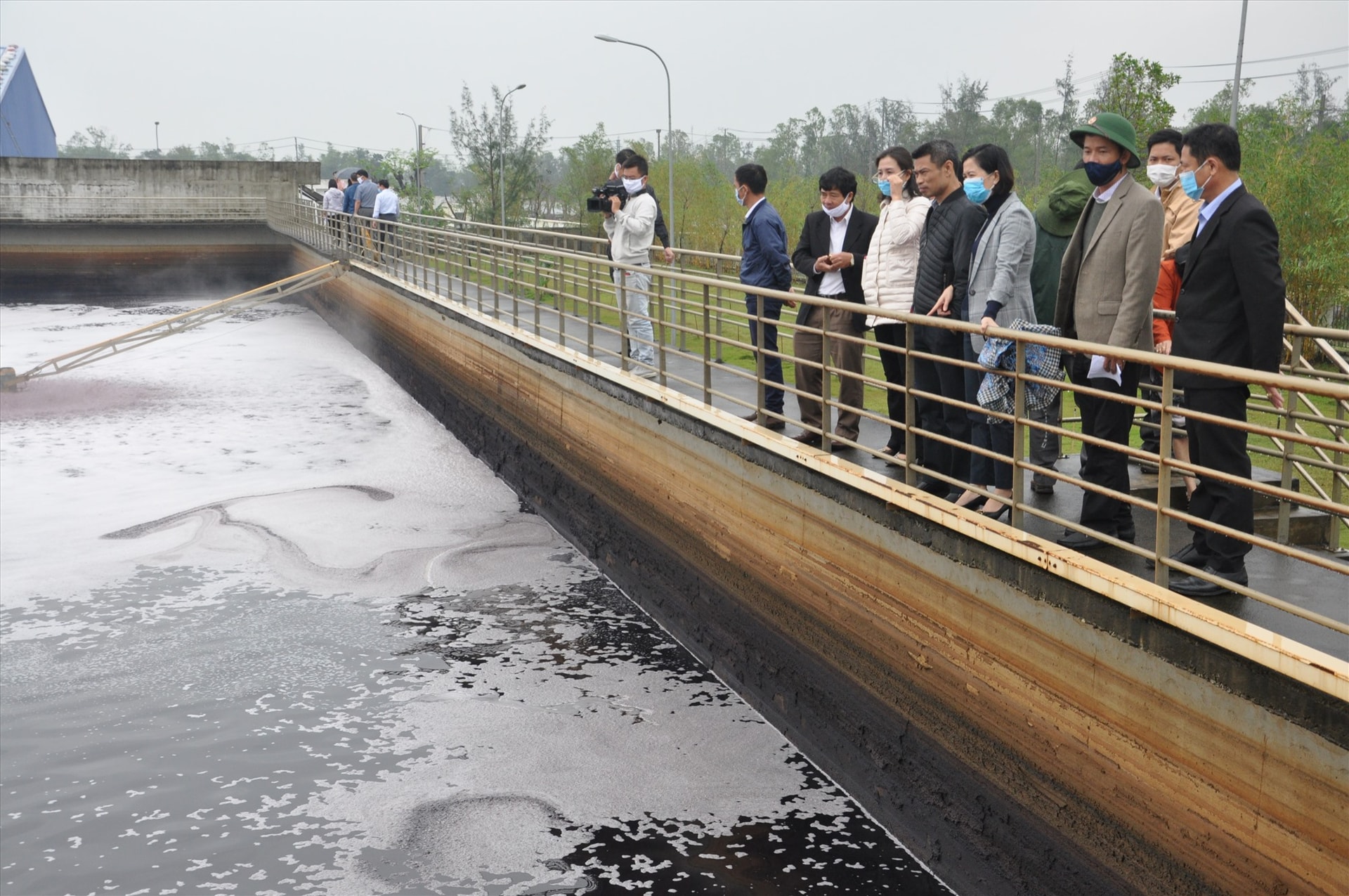 Đoàn kiểm tra nhà máy xử lý nước thải tại khu công nghiệp Tam Thăng. Ảnh: X.P