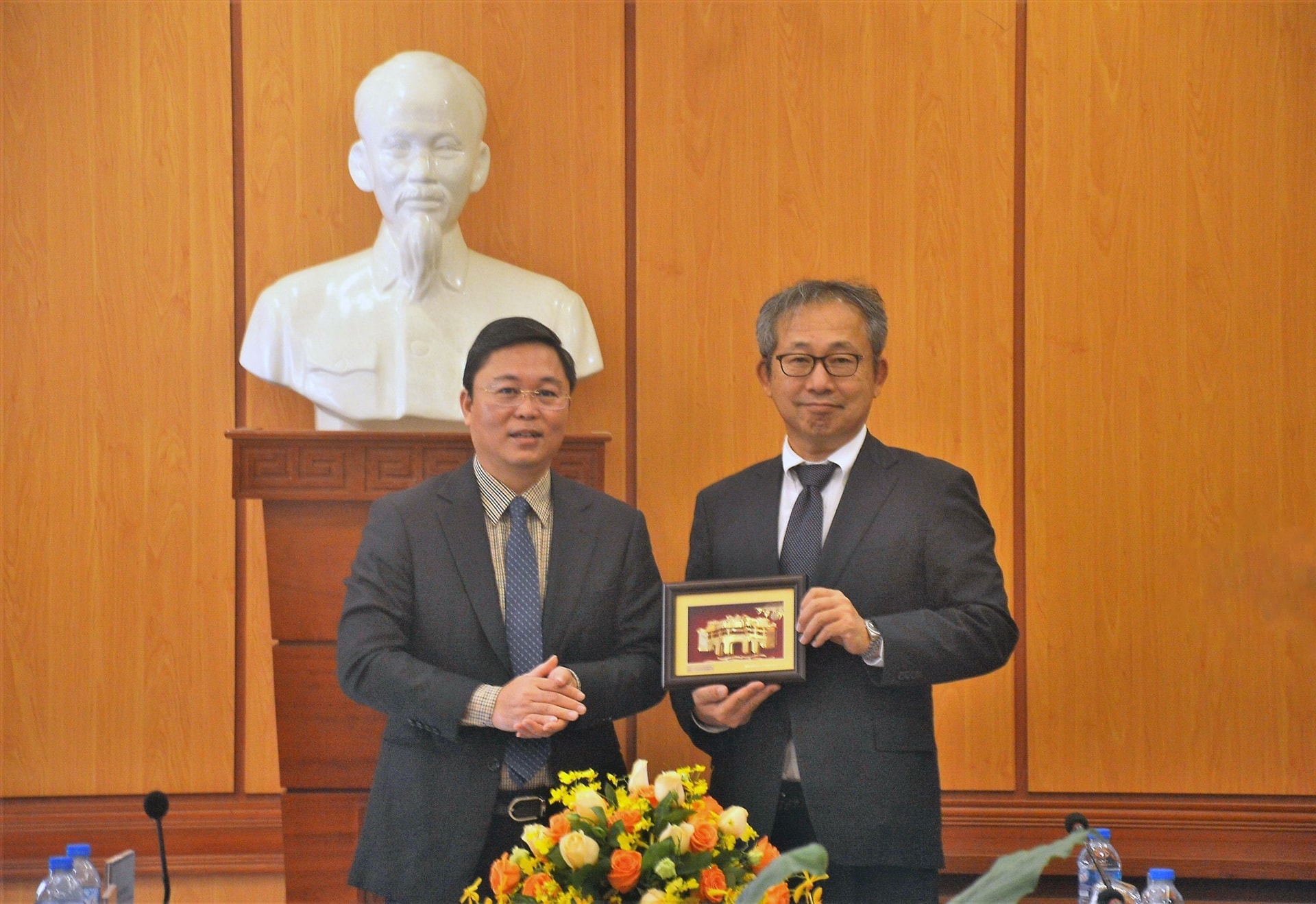 Chairman Thanh (left) and Japanese Ambassador Yamada Takio