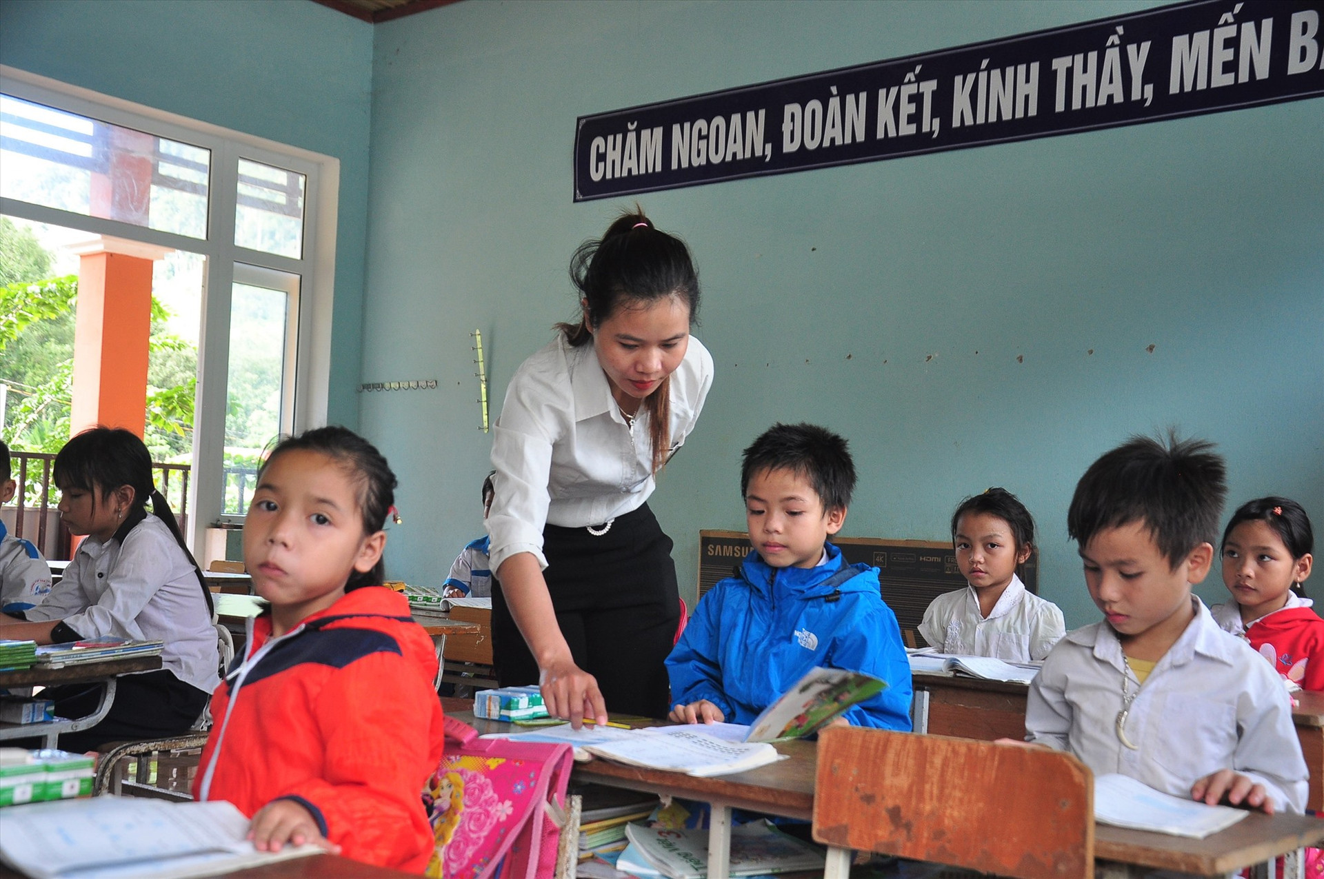 Cô giáo Hồ Thị Chim gác lại nỗi buồn mất nhà cửa để ra lớp dạy học. Ảnh: VINH ANH