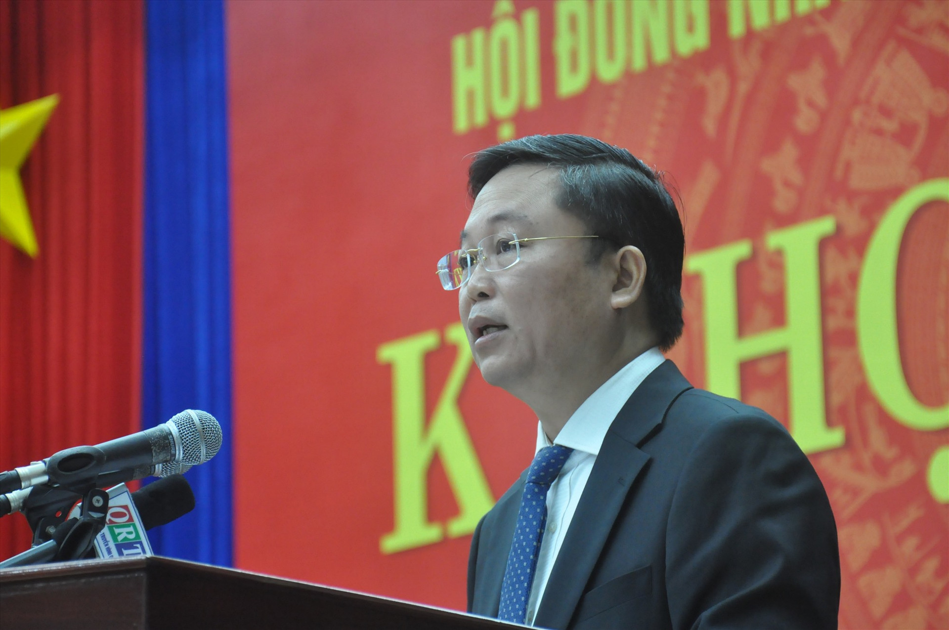 Chủ tịch UBND tỉnh Lê Trí Thanh báo cáo đánh giá tình hình phát triển kinh tế - xã hội năm 2020. Ảnh: N.Đ