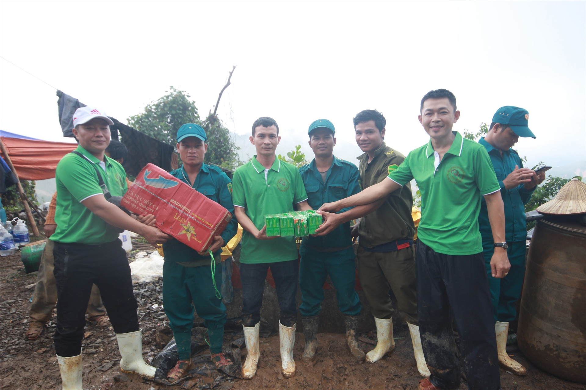 Các thành viên đội xung kích giúp dân ở thị trấn Khâm Đức chở hàng hóa, thực phẩm vào tặng cho đội dân quân hai xã Phước Thành, Phước Lộc. Ảnh: T.C