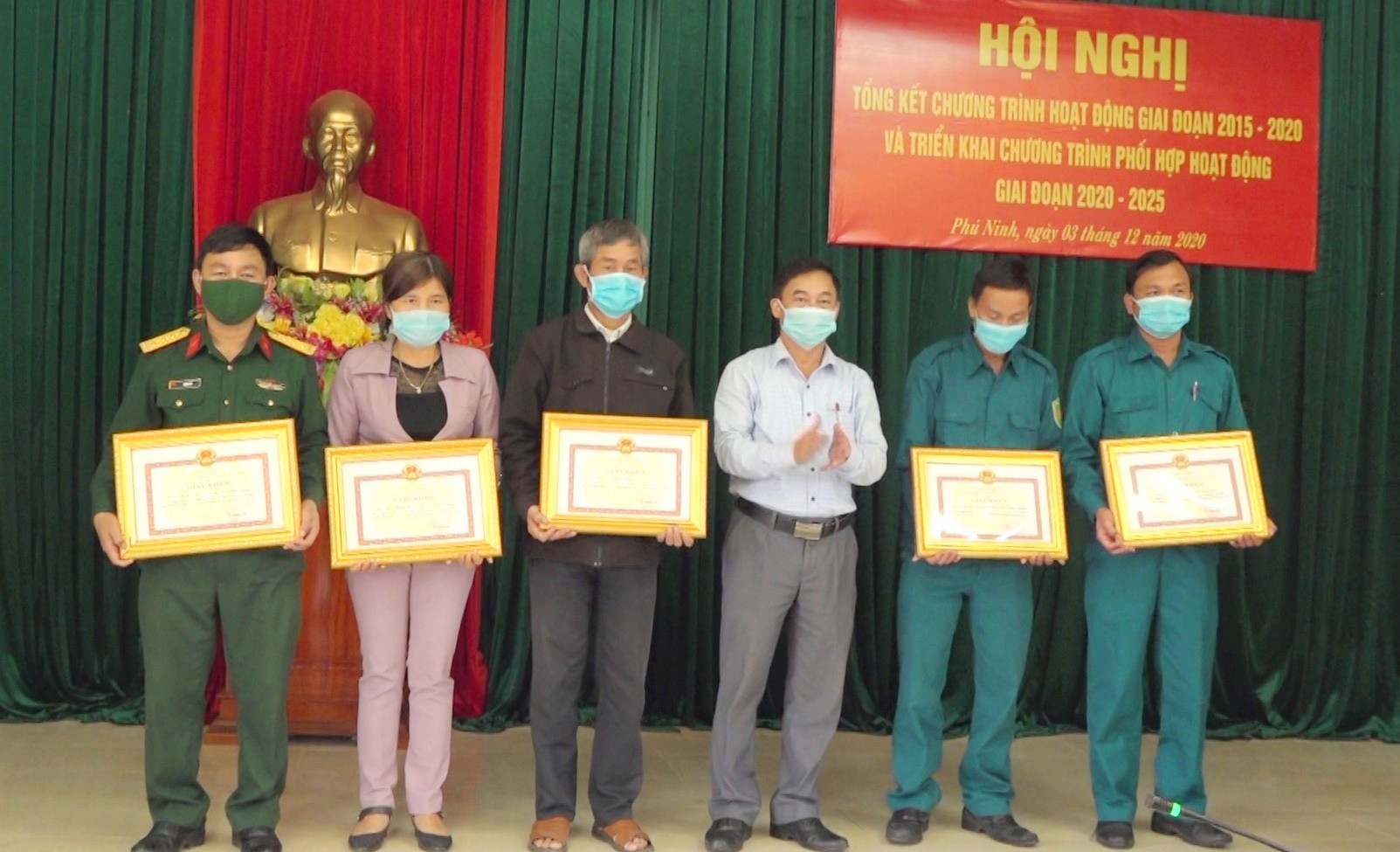 Phú Ninh khen thưởng 5 tập thể có thành tích trong hoạt động phối hợp giữa Ban Chỉ huy Quân sự (CHQS) với các tổ chức chính trị - xã hội (CT-XH) huyện. Ảnh: H.C