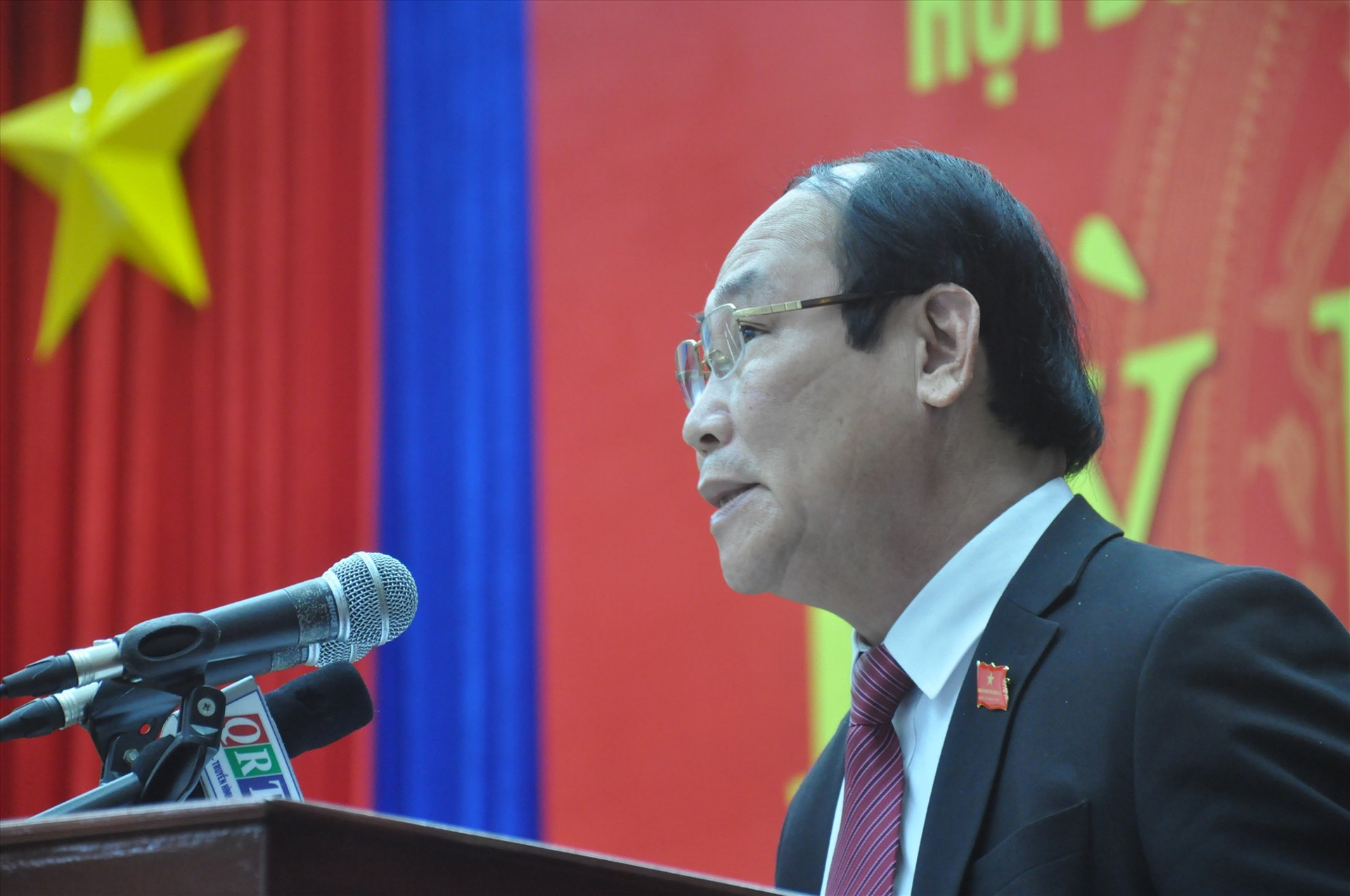 Chủ tịch Ủy ban MTTQ Việt Nam tỉnh Võ Xuân Ca kiến nghị UBND tỉnh chỉ đạo, kiểm tra, đôn đốc thi hành các bản án hành chính đã có hiệu lực pháp luật tại Kỳ họp thứ 20. Ảnh: N.Đ
