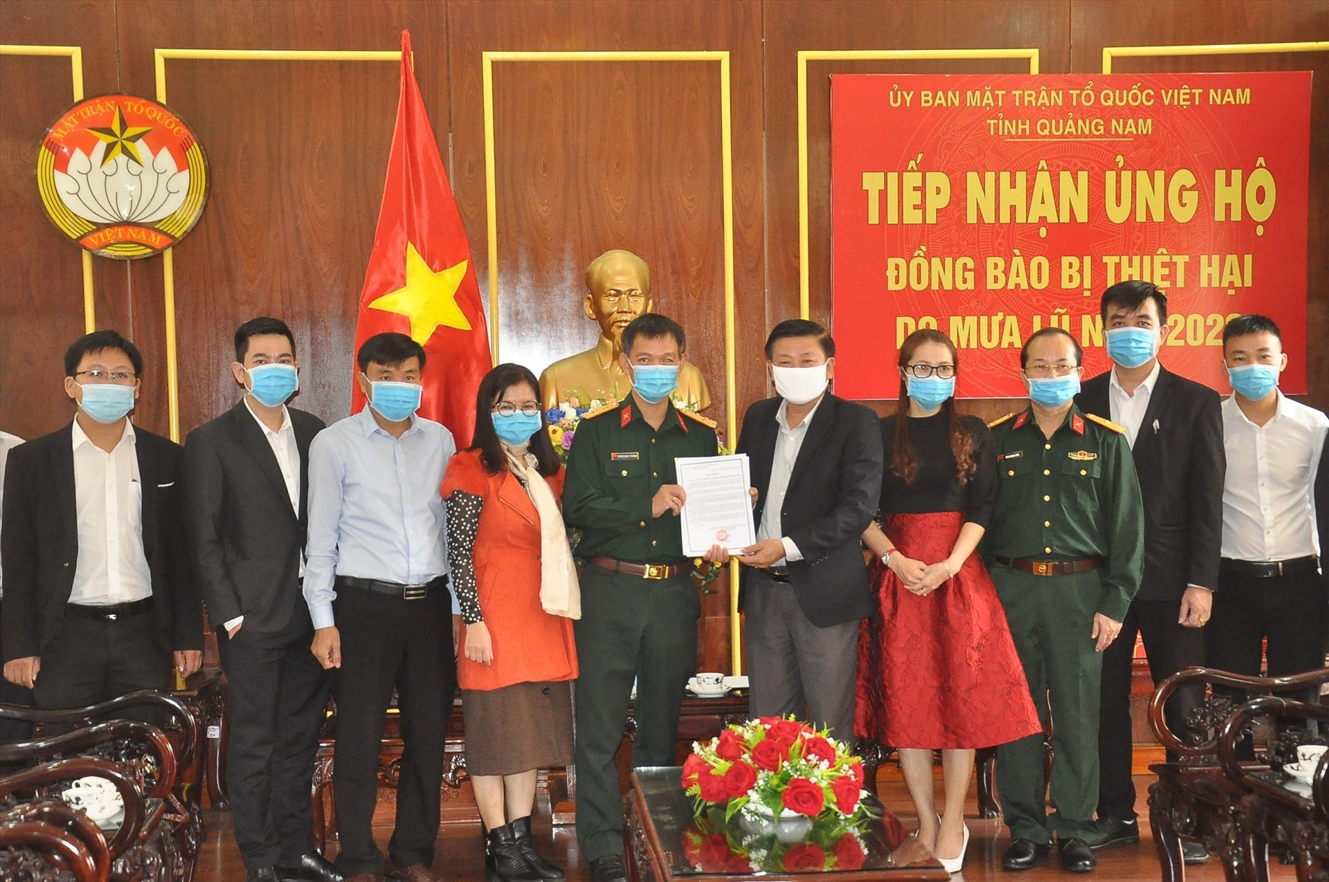 Ủy ban MTTQ Việt Nam tỉnh trao Thư cảm ơn cho Viettel. Ảnh: VINH ANH