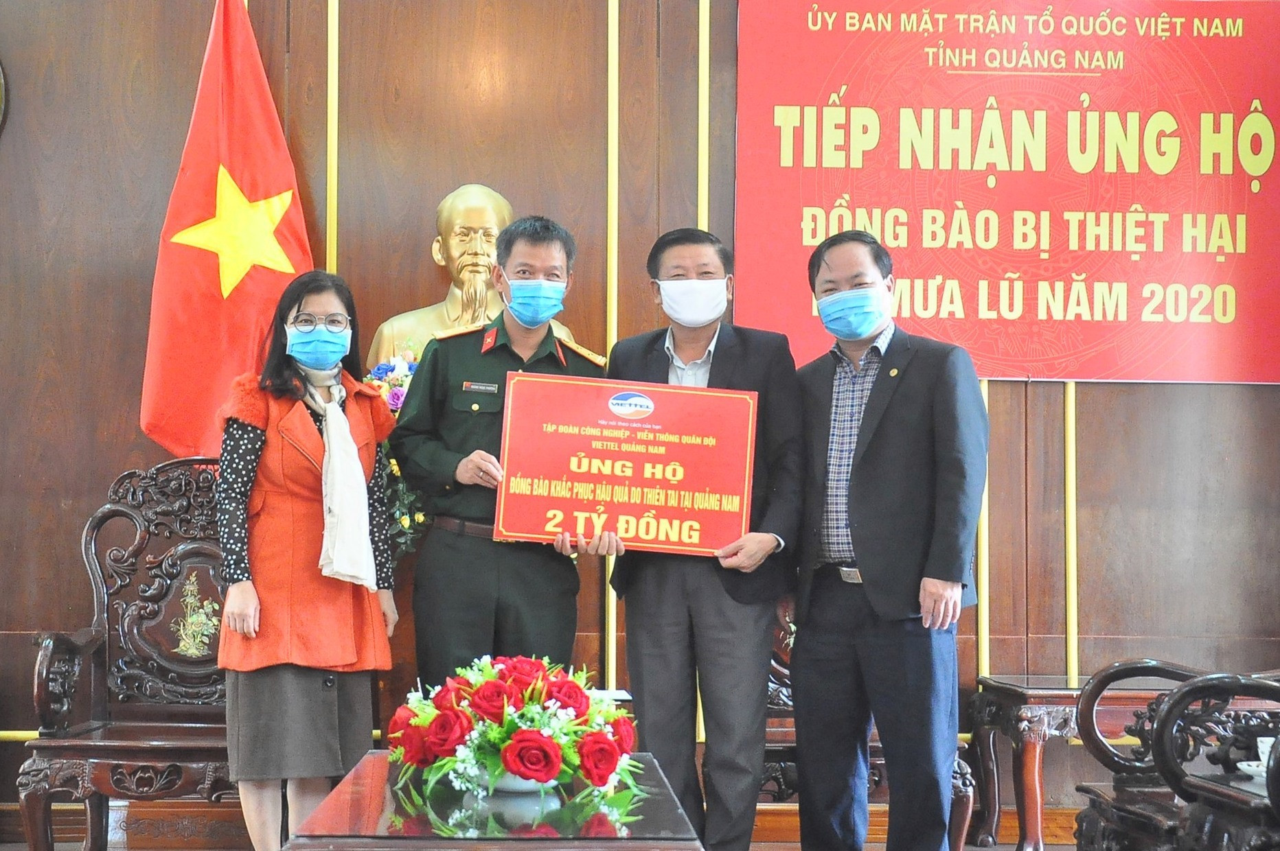 Đại diện Viettel Quảng Nam trao biểu trưng ủng hộ 2 tỷ đồng giúp Quảng Nam khắc phục hậu quả bão lũ. Ảnh: VINH ANH