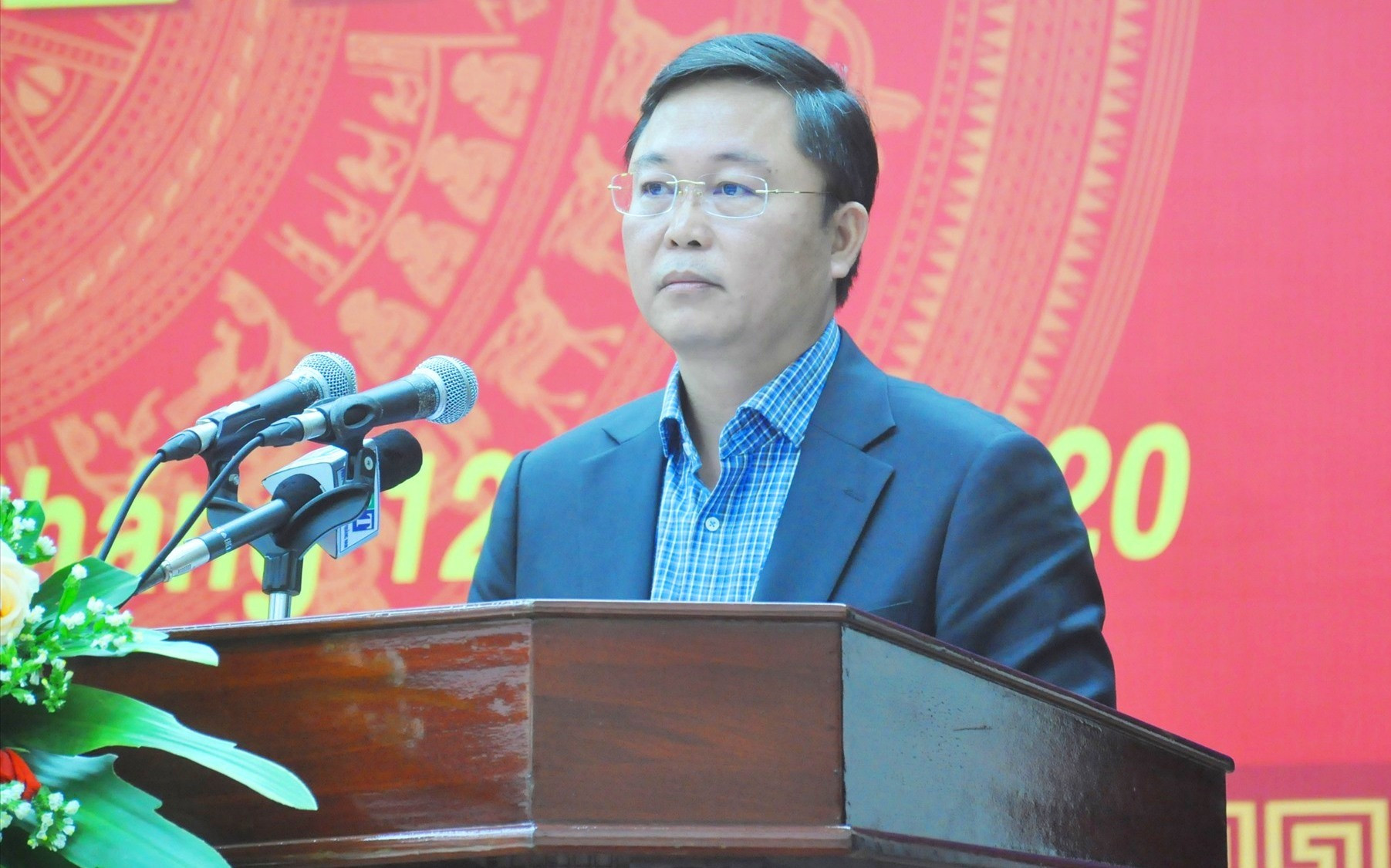 Chủ tịch UBND tỉnh Lê Trí Thanh phát biểu giải trình tại phiên thảo luận chung sáng nay 8.12. Ảnh: N.Đ