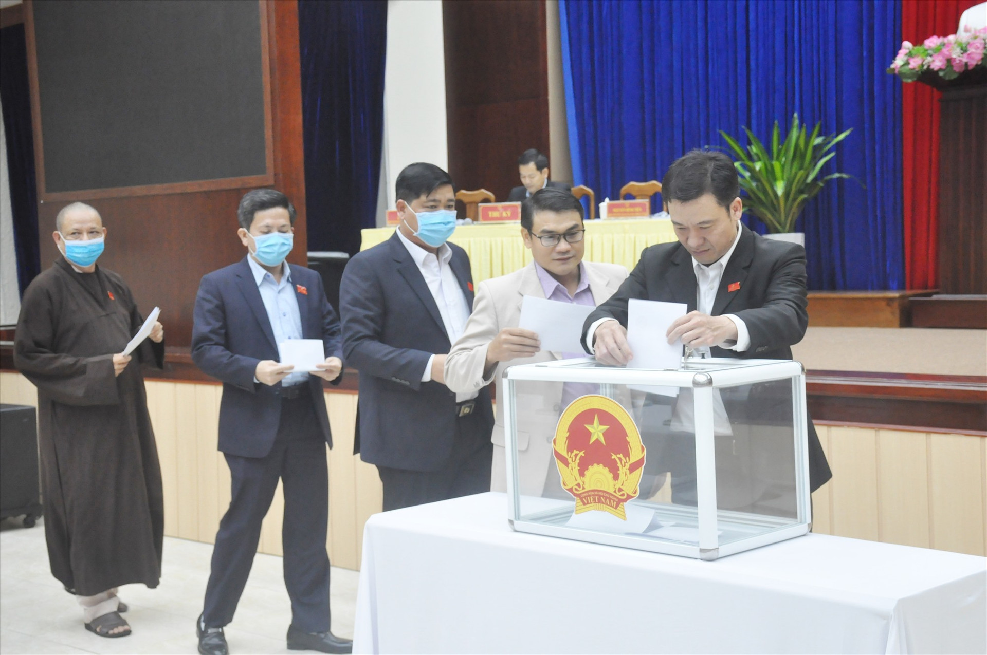 Đại biểu HĐND tỉnh bỏ phiếu bầu cử chức danh Trưởng ban Dân tộc HĐND tỉnh khóa IX (nhiệm kỳ 2016 - 2021) vào chiều 8.12. Ảnh: N.Đ