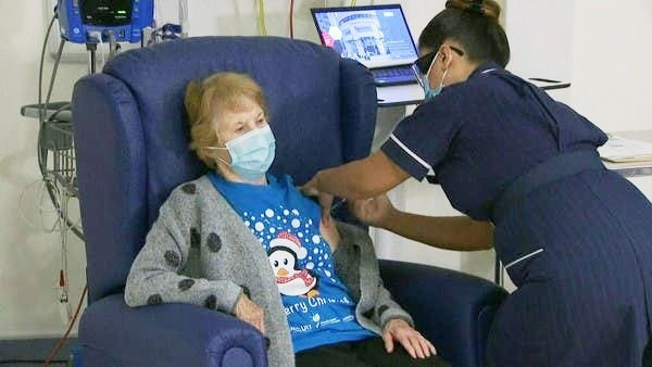 Cụ bà Margaret Keenan (90 tuổi) là người đầu tiên ở Anh được tiêm vắc xin phòng Covid-19 của hãng dược Pfizer và BioNTech. Ảnh:AFP