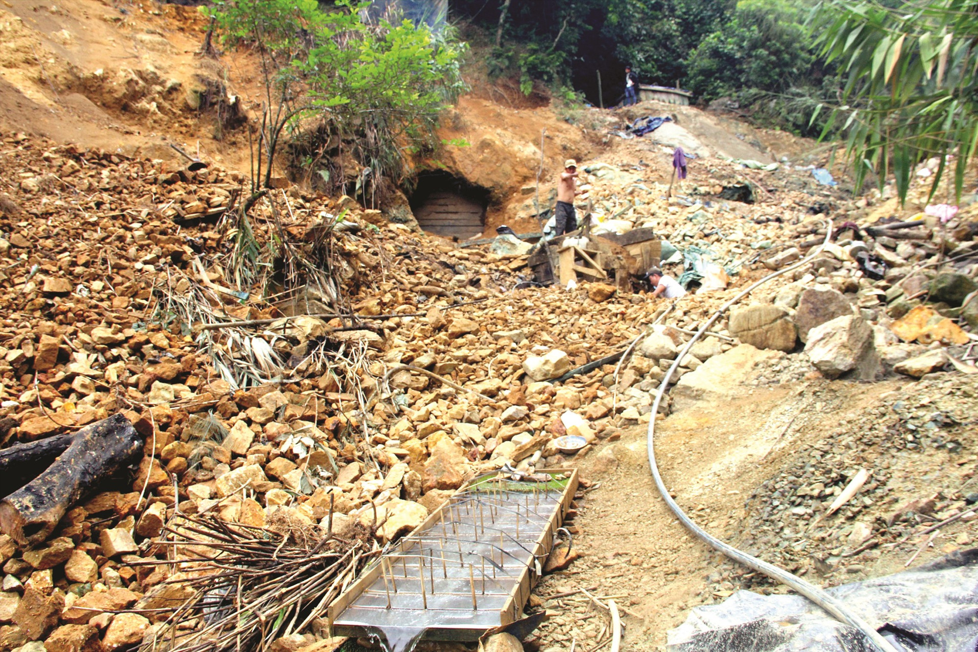 Việc Bộ TN&MT chậm đóng cửa mỏ vàng Bồng Miêu khiến tình trạng khai thác trái phép nơi đây diễn ra dai dẳng. Ảnh: H.P