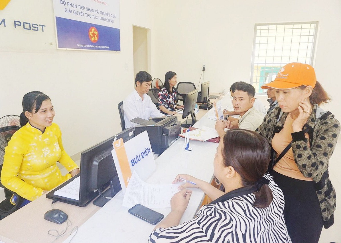 Người dân đến làm thủ tục hành chính tại Bưu điện xã Bình Triều, huyện Thăng Bình. Ảnh: B.Đ
