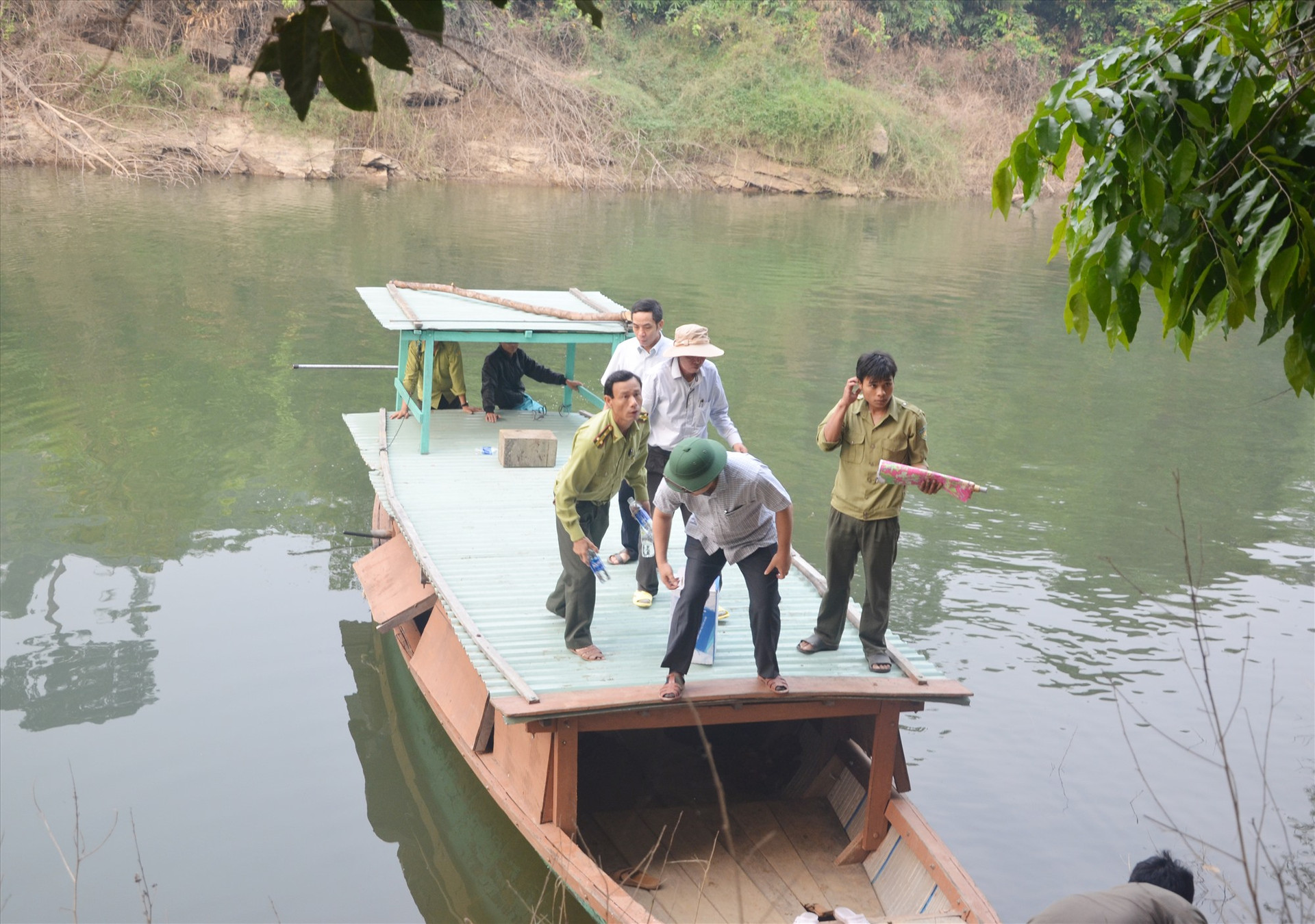 Lực lượng chức năng tuần tra bảo vệ rừng vùng lưu vực thủy điện Đắk Mi 4, Phước Sơn. Ảnh: H.P