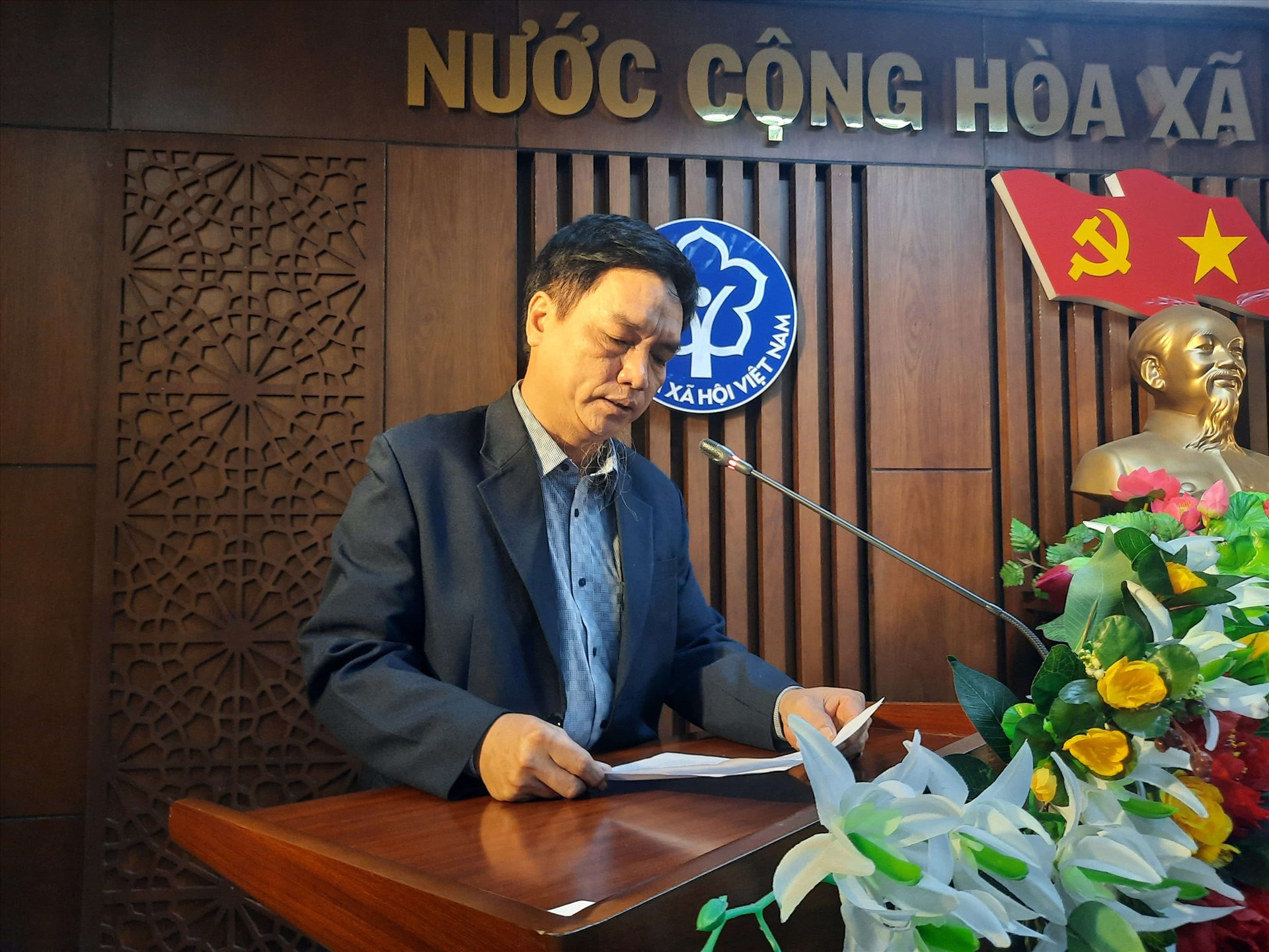Nhà báo Nguyễn Hữu Đổng - Phó Tổng Biên tập Báo Quảng Nam phát biểu khai mạc buổi giao lưu.