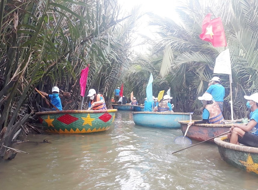 Collecting waste in the Bay Mau nipa palm forest, Cam Thanh commune, Hoi An city