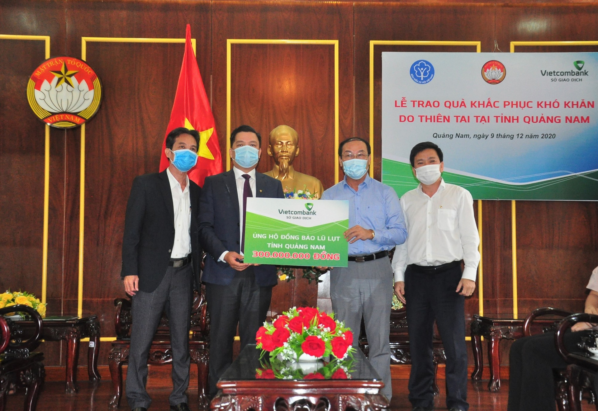 Sáng nay 9.12, Vietcombank Sở giao dịch ủng hộ 300 triệu (tương đương 372 thẻ bảo hiểm y tế) qua Ủy ban MTTQ Việt Nam tỉnh. Ảnh: V.A