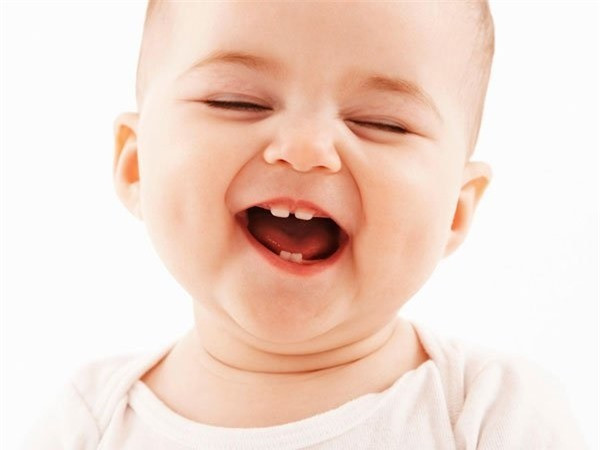 Trẻ thường rất hay bị sốt khi mọc răng (Ảnh minh họa)