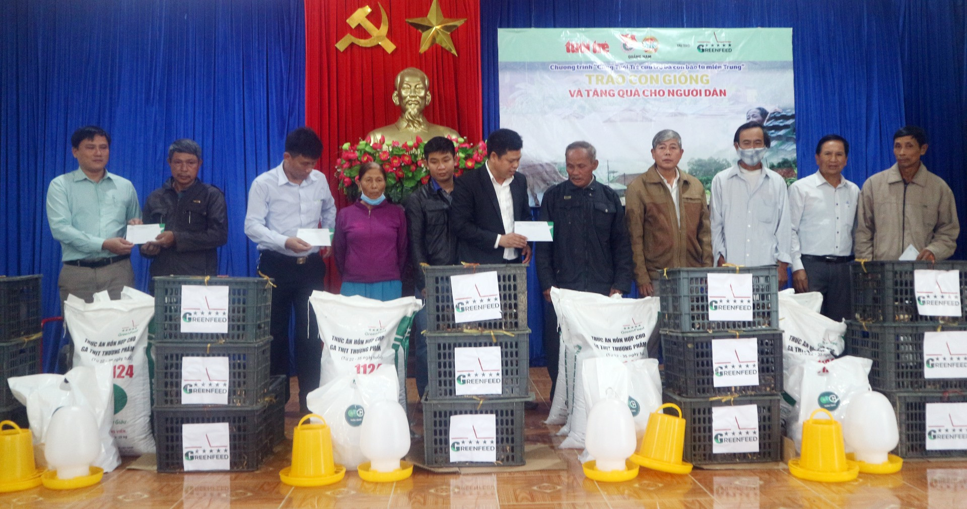 Tập đoàn GREENFEED tặng quà và con giống cho người dân xã Duy Thành (huyện Duy Xuyên).
