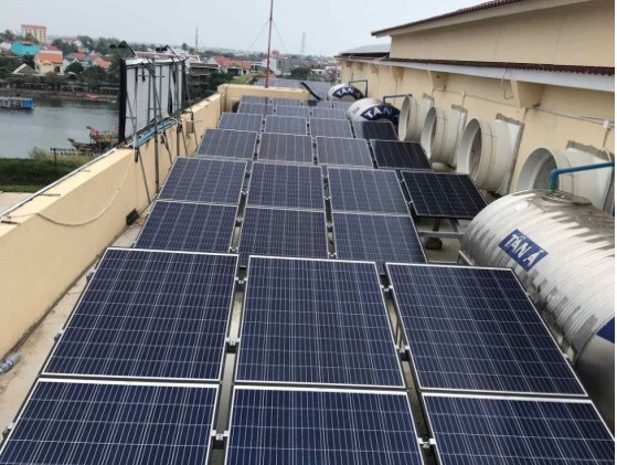 Hệ thống điện mặt trời mái nhà của khách hàng vừa lắp đặt tại Hội An. Ảnh: T.LỘ