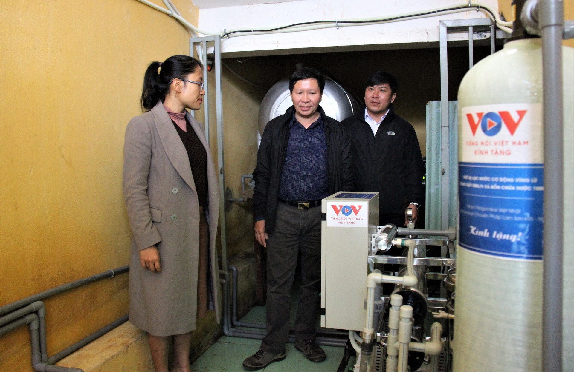 Hệ thống máy lọc nước Đài Tiếng nói Việt Nam trao cho Trường THPT Tây Giang. Ảnh: HOÀI AN