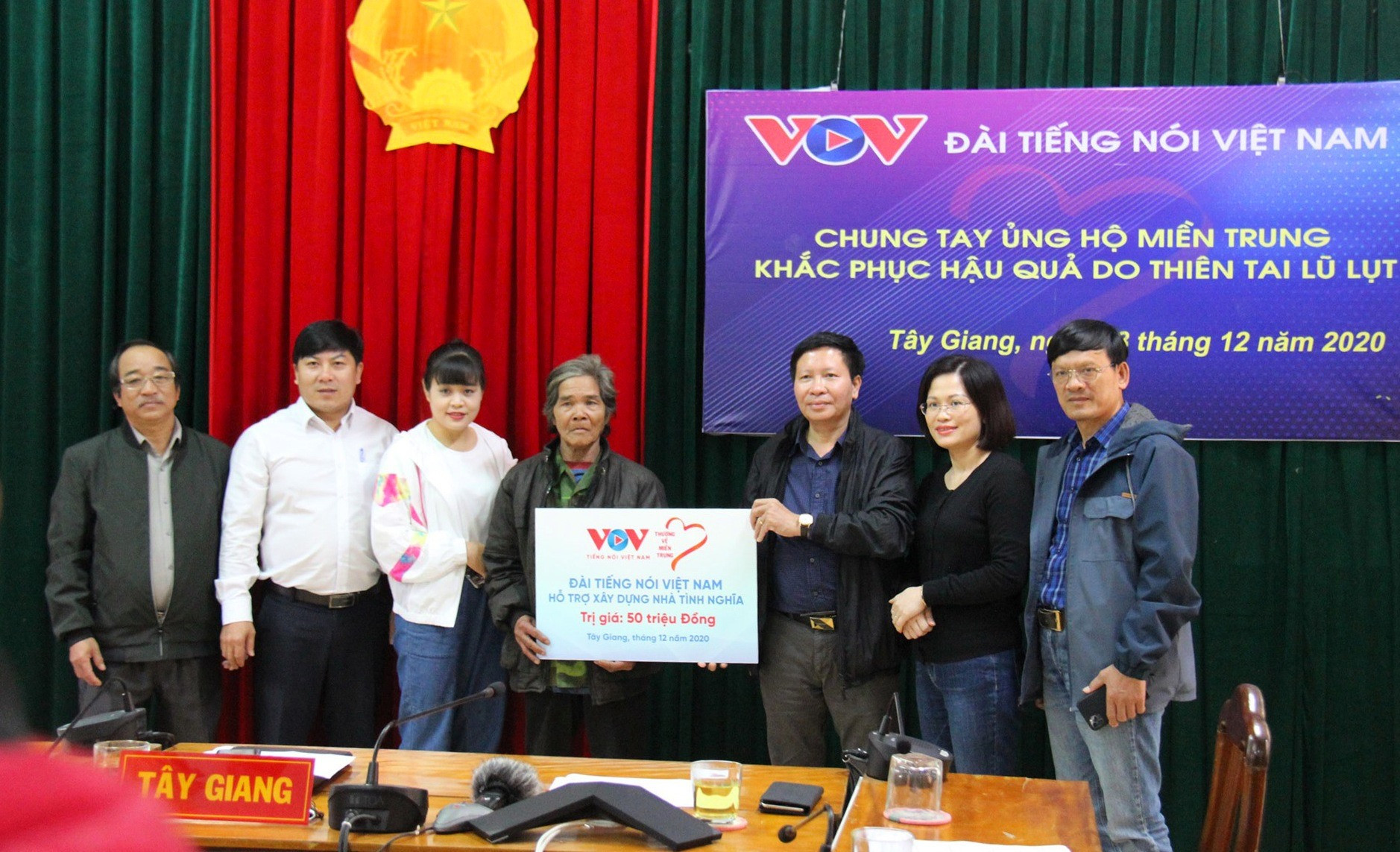 Đoàn công tác Đài Tiếng nói Việt Nam trao nhà tình nghĩa cho người dân huyện Tây Giang.Ảnh: HOÀI AN