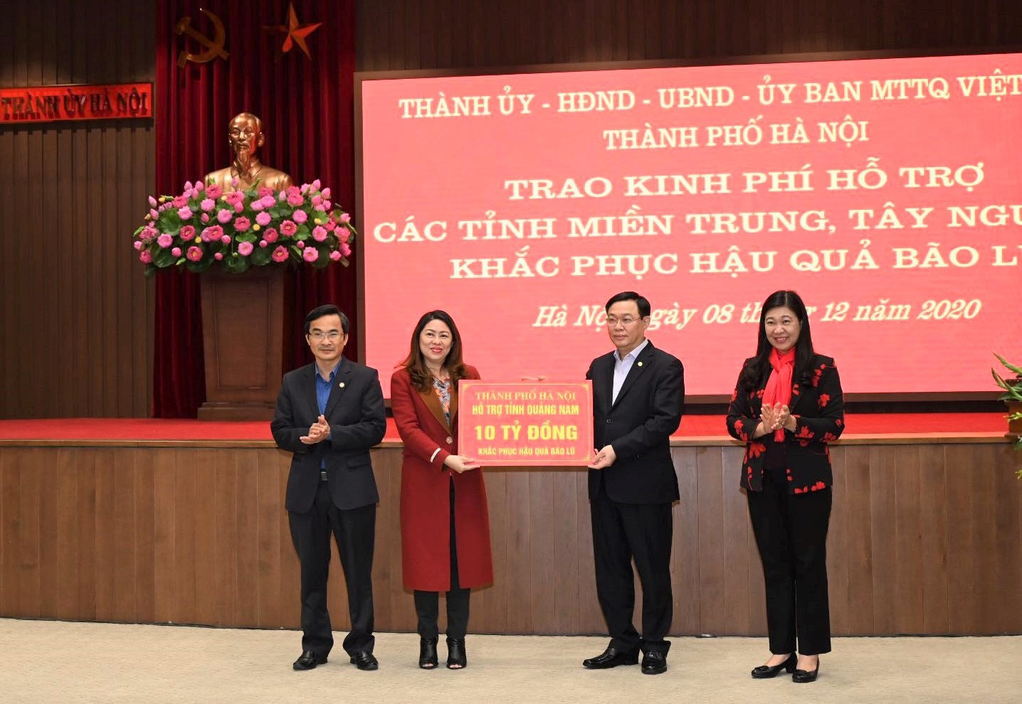 Trưởng ban Tuyên giáo Tỉnh Nguyễn Thị Thu (bên phải) tiếp nhận nguồn ủng hộ từ lãnh đạo TP.Hà Nội. Ảnh: CTV
