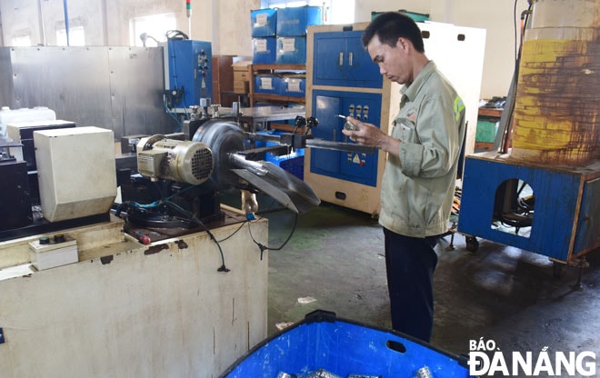 Để đáp ứng yêu cầu phát triển kinh tế, từ nay đến năm 2021, nhu cầu tuyển dụng của nhiều doanh nghiệp sẽ tăng mạnh. TRONG ẢNH: Công nhân làm việc tại nhà xưởng thuộc Công ty CP Hiffil, Khu công nghiệp Hòa Khánh. Ảnh: KHÁNH HÒA
