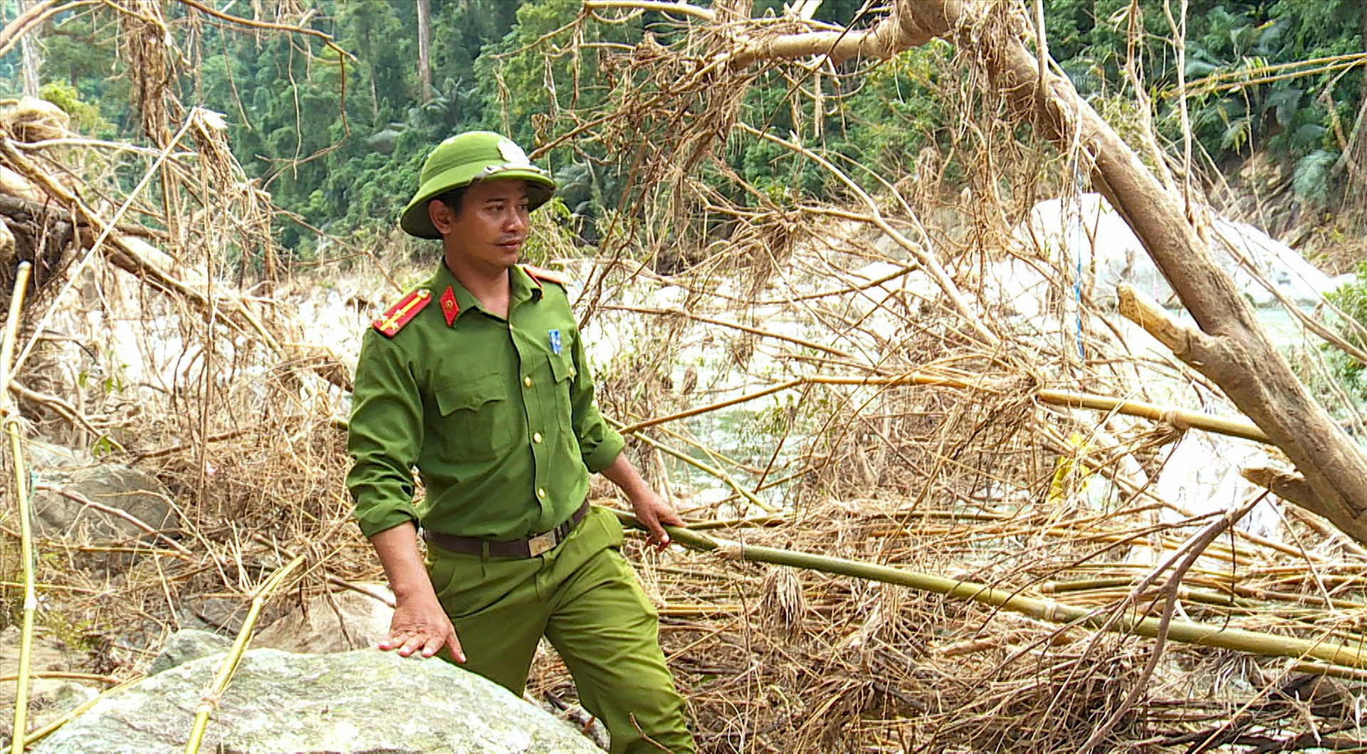 Thượng úy Lê Minh Phước - Trưởng Công an xã Trà Leng đang tìm kiếm các nạn nhân mất tích dọc theo khu vực sông Leng. Ảnh: HỒ QUÂN