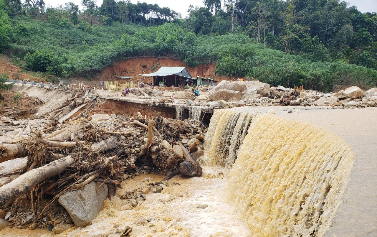 Con đường ở xã Phước Thành bị hư hỏng nặng sau đợt mưa, lũ vào cuối tháng 10.2020.Ảnh: HOÀI AN