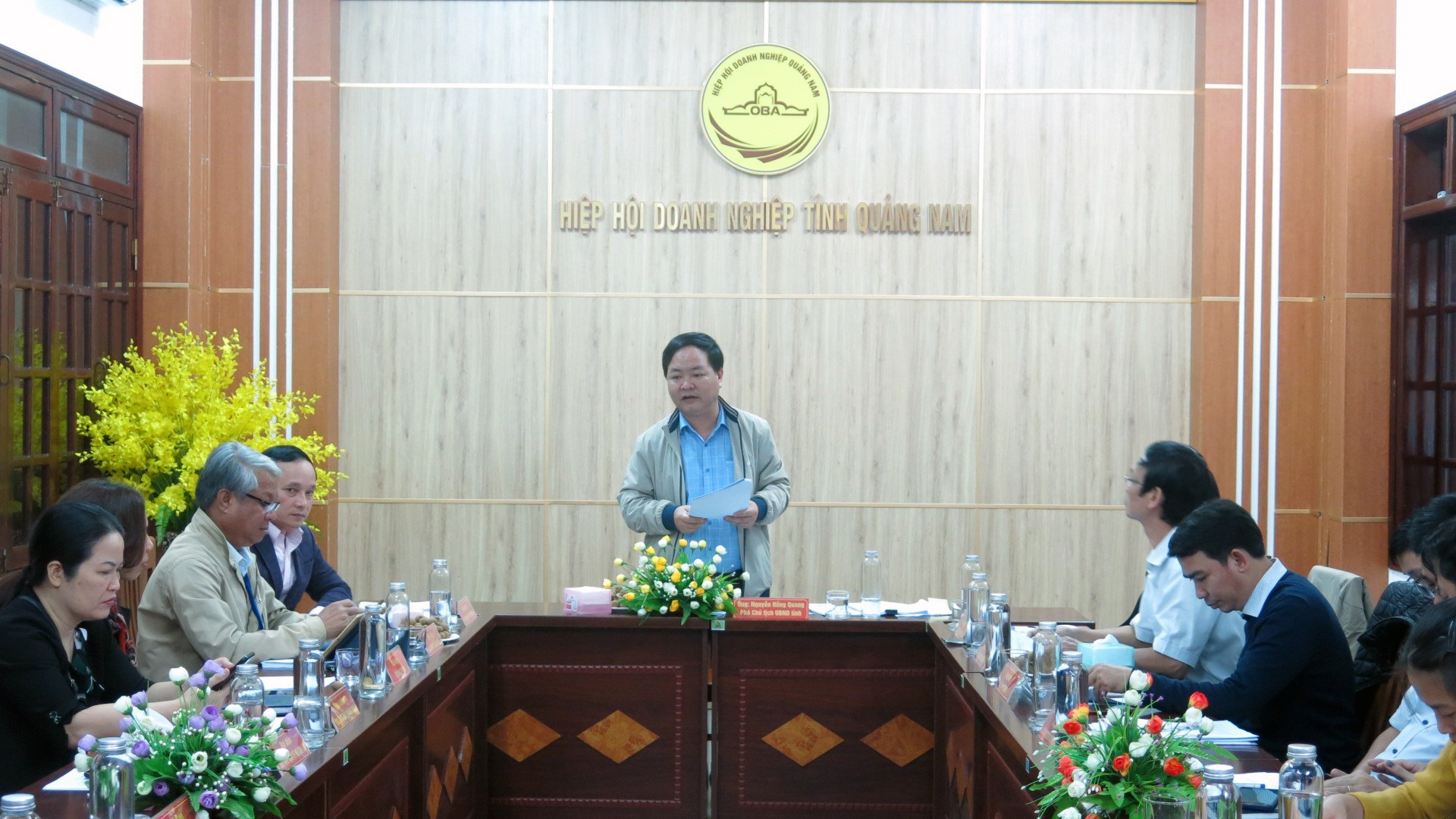 Phó Chủ tịch UBND tỉnh Nguyễn Hồng Quang chủ trì buổi tiếp xúc doanh nghiệp định kỳ vào hôm qua 10.12. Ảnh: T.D
