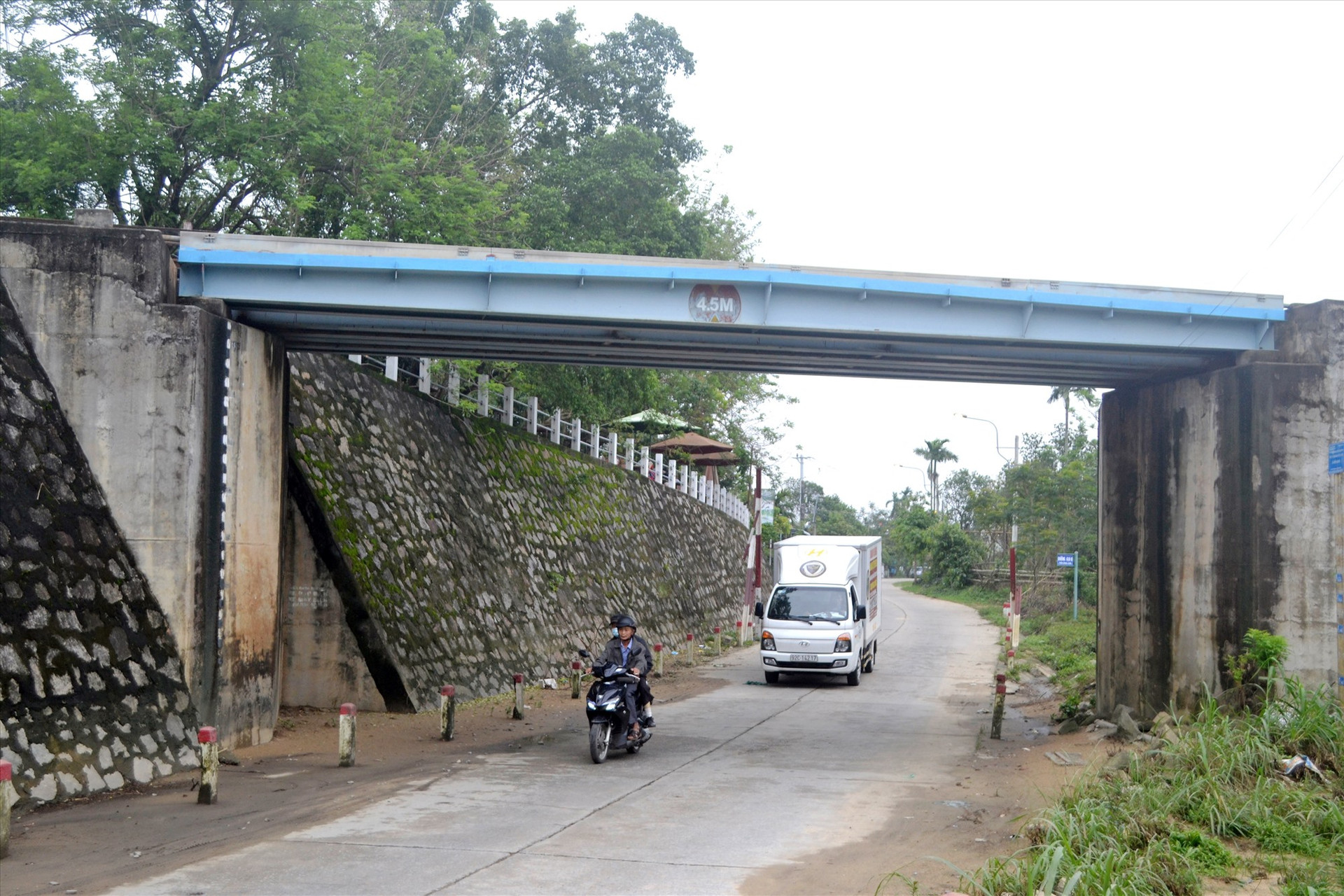 Tuyến đường ĐT610B chui qua đường sắt Bắc - Nam (địa phận Điện Bàn) là điểm tiềm ẩn tai nạn giao thông. Ảnh: K.K