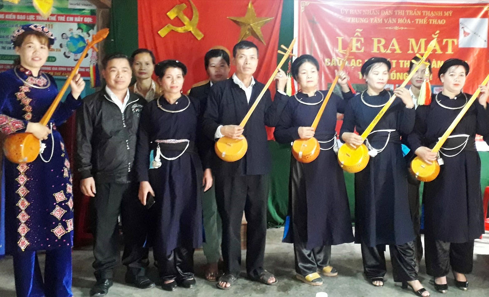 Các thành viên Câu lạc bộ Hát then đàn tính thôn Đồng Râm tại lễ ra mắt. Ảnh: V.THỦY