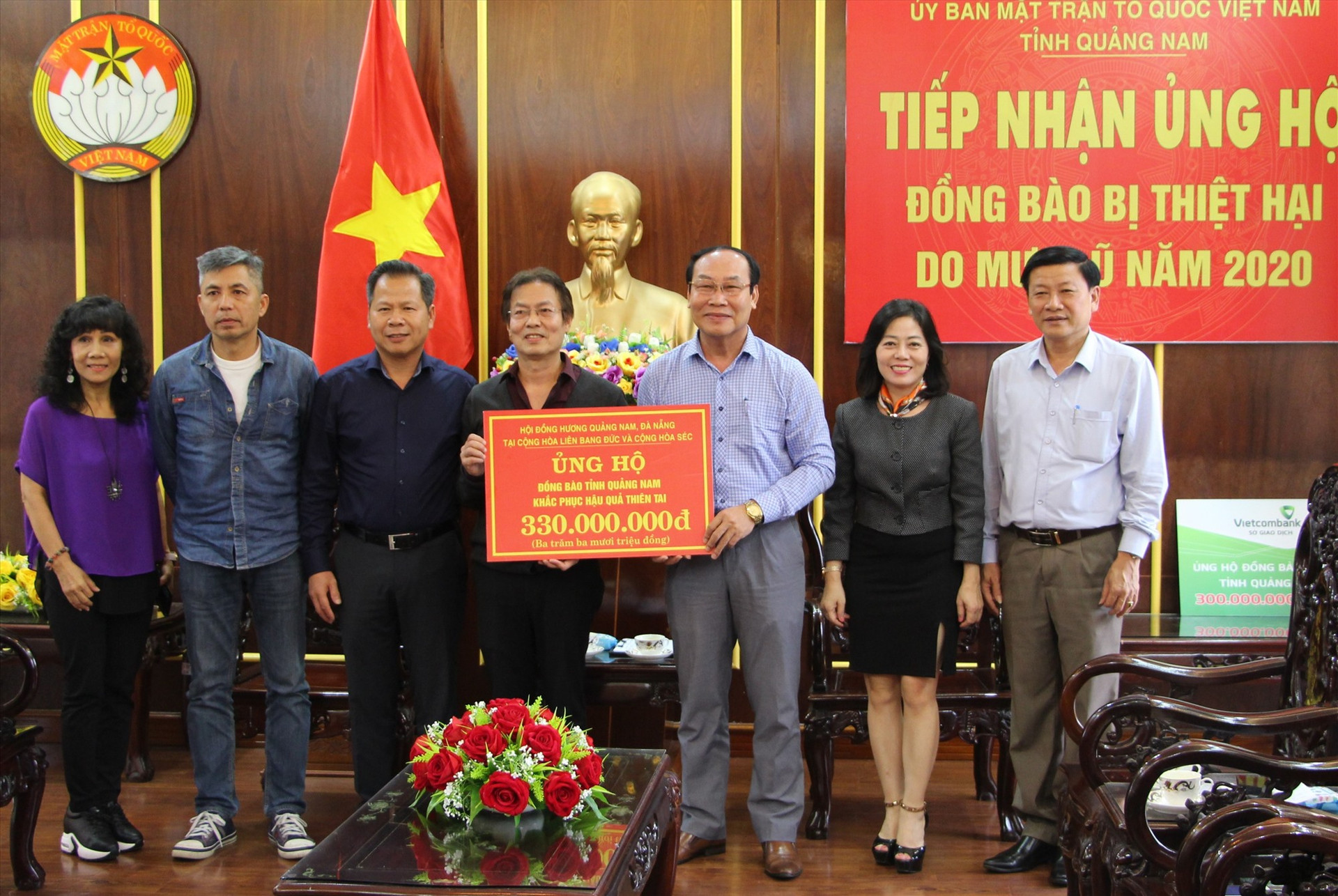 Lãnh đạo Ủy ban MTTQ Việt Nam tỉnh tiếp nhận nguồn ủng hộ. Ảnh: Mặt trận