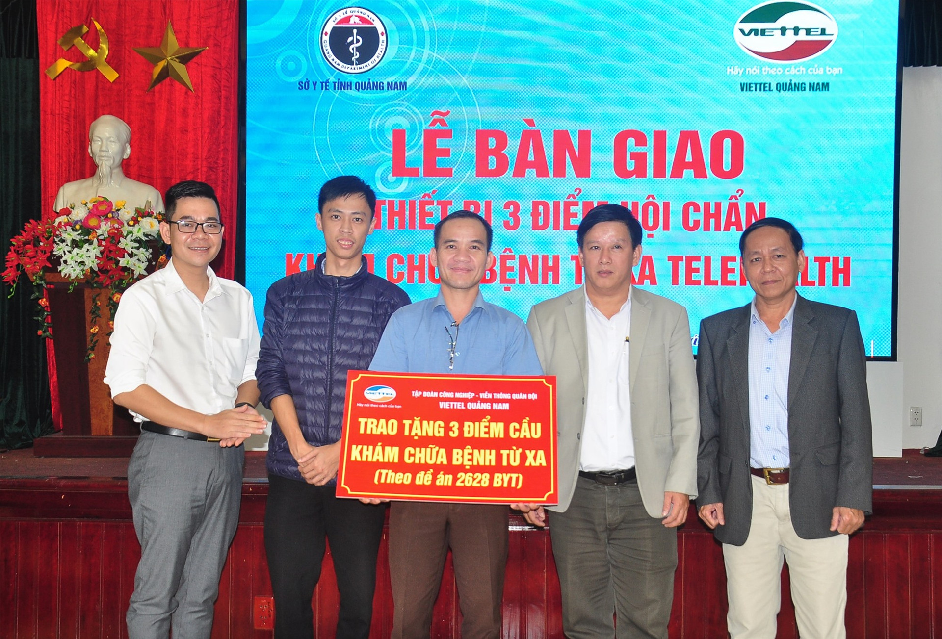 Ông Vũ Đình Hà - Giám đốc Khách hành doanh nghiệp Viettel Quảng Nam trao biểu trưng hỗ trợ