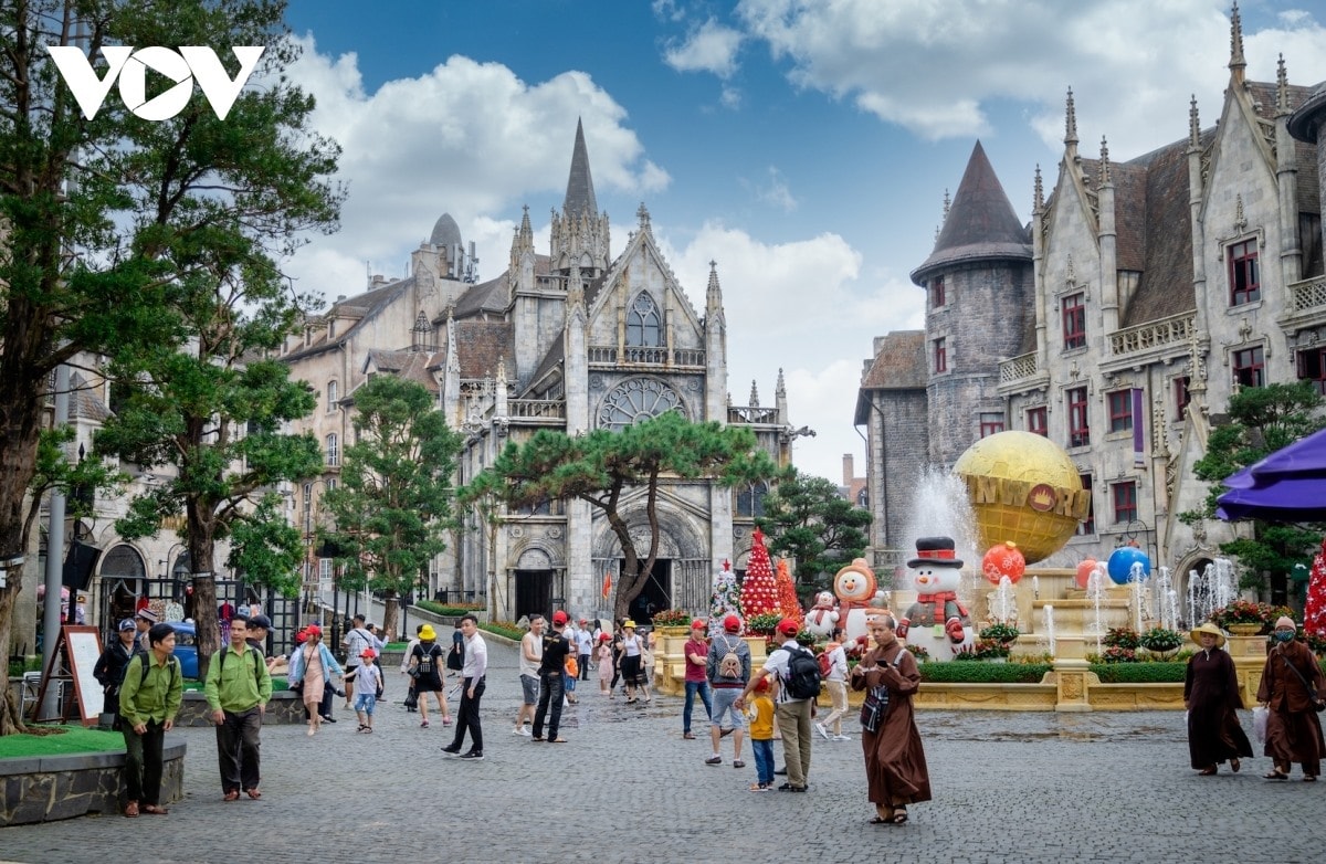 Travel agencies are launching promotions to lure holidaymakers in the lead up to the New Year holiday. In the photo, visitors are making a tour of a tourist destination in Da Nang, central Vietnam.