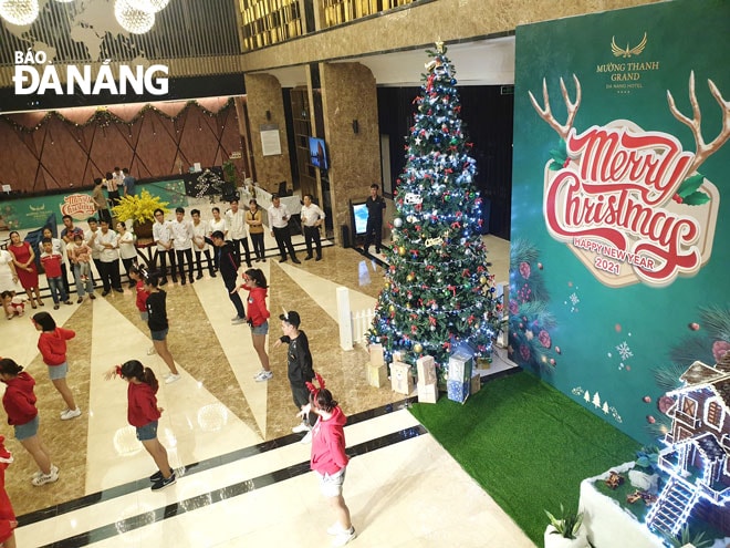 Khởi động Chương trình thắp sáng cây thông Noel 2020 tại khách sạn Mường Thanh Grand Đà Nẵng. Ảnh: Đ.H.L