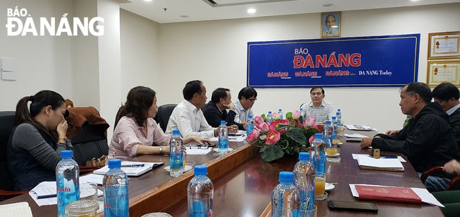 Trưởng Ban tổ chức giải, Tổng Biên tập Báo Đà Nẵng Nguyễn Đức Nam (thứ 5, trái sang) mong muốn các đơn vị nỗ lực phối hợp tốt nhất để góp phần vào sự thành công của giải. Ảnh: ANH VŨ