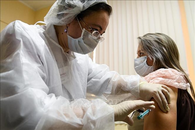 Tiêm vaccine ngừa Covid-19 tại Moskva, Nga ngày 5-12. Ảnh: AFP/TTXVN