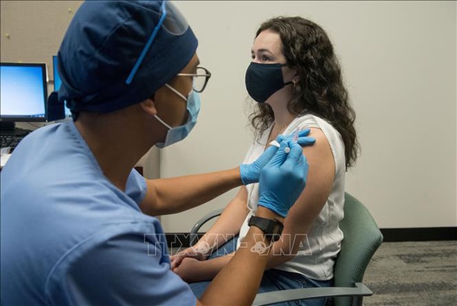  Tiêm chủng vaccine ngừa Covid-19 cho một tình nguyện viên tại Detroit, Michigan, Mỹ ngày 5/8. Ảnh: AFP/TTXVN