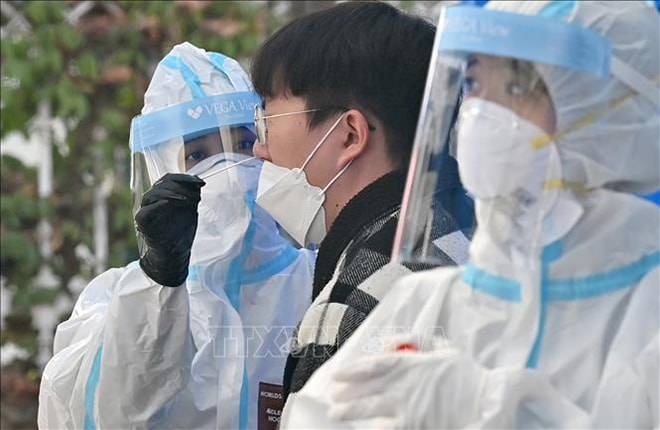  Một điểm xét nghiệm Covid-19 ở Seoul, Hàn Quốc. Ảnh: AFP/TTXVN