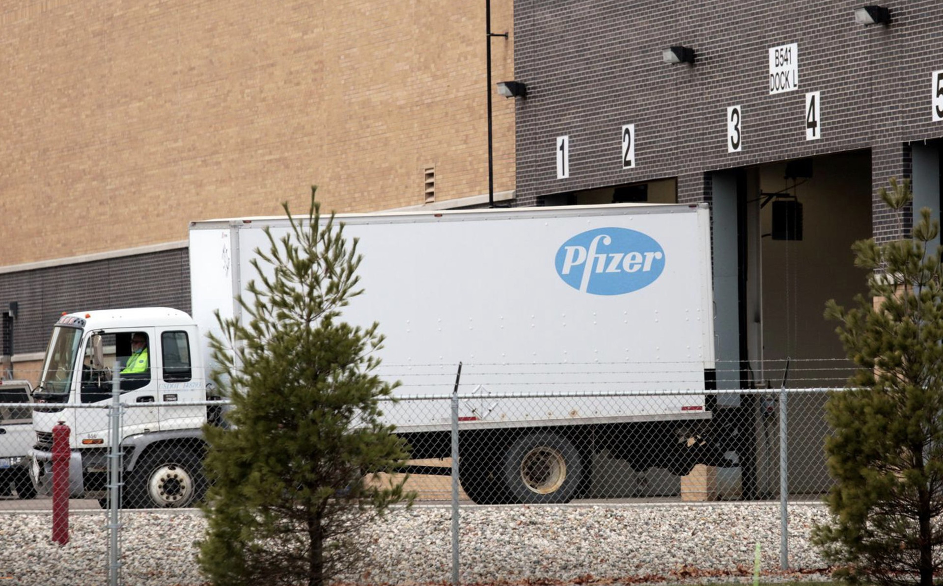 Một trong những chiếc xe tải đầu tiên vận chuyển vắc xin Covid-19 của Pfizer rời khỏi nhà máy để lên máy bay, đến các địa điểm phân phối trên toàn nước Mỹ. Ảnh:Reuters