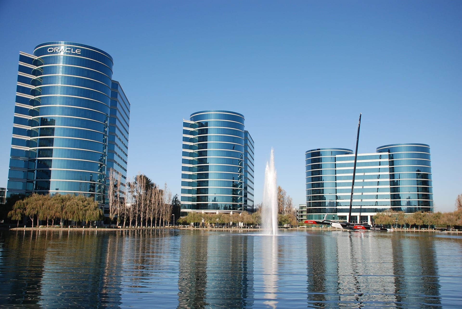 Các toà nhà có thiết kế hình trụ đặc trưng tại trụ sở của Oracle ở thung lũng Silicon. Ảnh: REUTIR