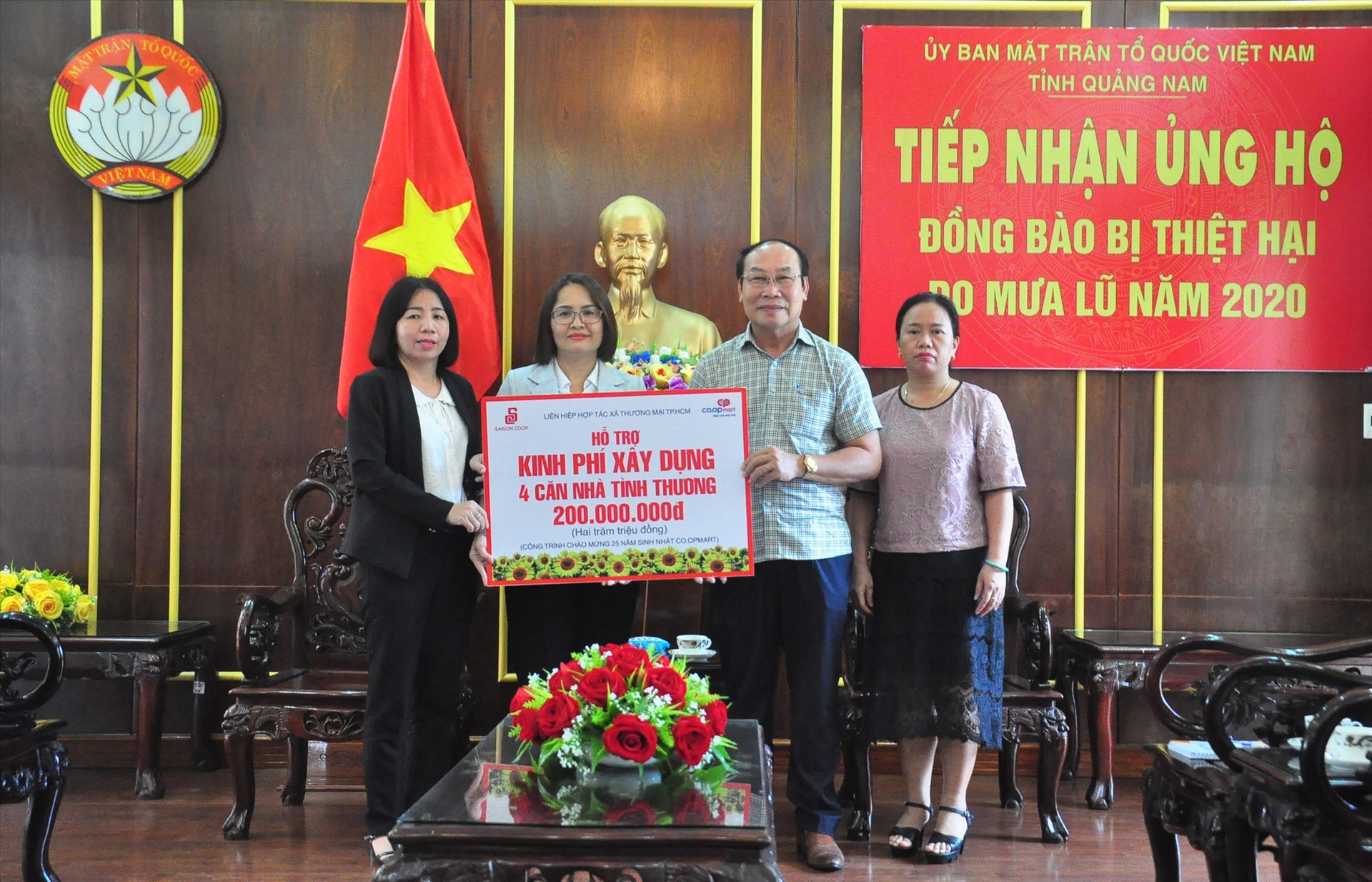 Bà Trần Thị Như Lai - G trao kinh phí hỗ trợ cho lãnh đạo Ủy ban MTTQ Việt Nam tỉnh. Ảnh: VINH ANH