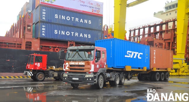 Đà Nẵng có lợi thế lớn để phát triển về dịch vụ logistics. TRONG ẢNH: Bốc xếp hàng ở cảng Tiên Sa. Ảnh: PHƯƠNG UYÊN