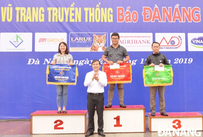 Tổng Biên tập Báo Đà Nẵng Nguyễn Đức Nam trao giải Nhất toàn đoàn cho Phòng GD&ĐT huyện Hòa Vang và các đơn vị đoạt giải năm 2019. Ảnh: NGỌC PHÚ