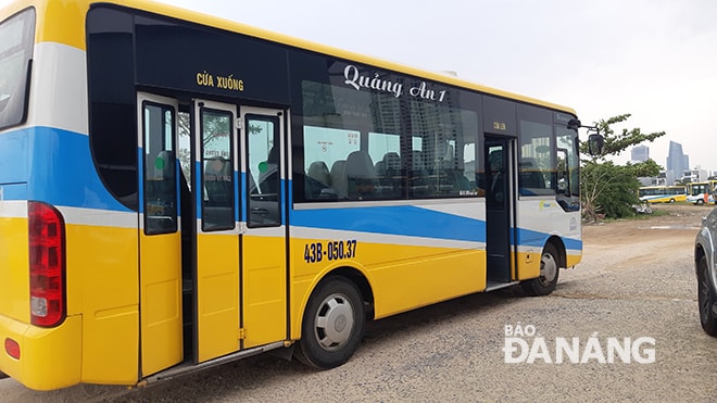 Xe buýt trợ giá thành phố. Ảnh: THÀNH LÂN