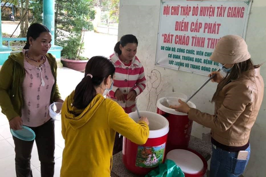 Nhóm hội tiểu thương huyện Tây Giang đều đặn thứ Ba hằng tuần phát cháo miễn phí cho bệnh nhân đang điều trị tại TTYT huyện. Ảnh H.T