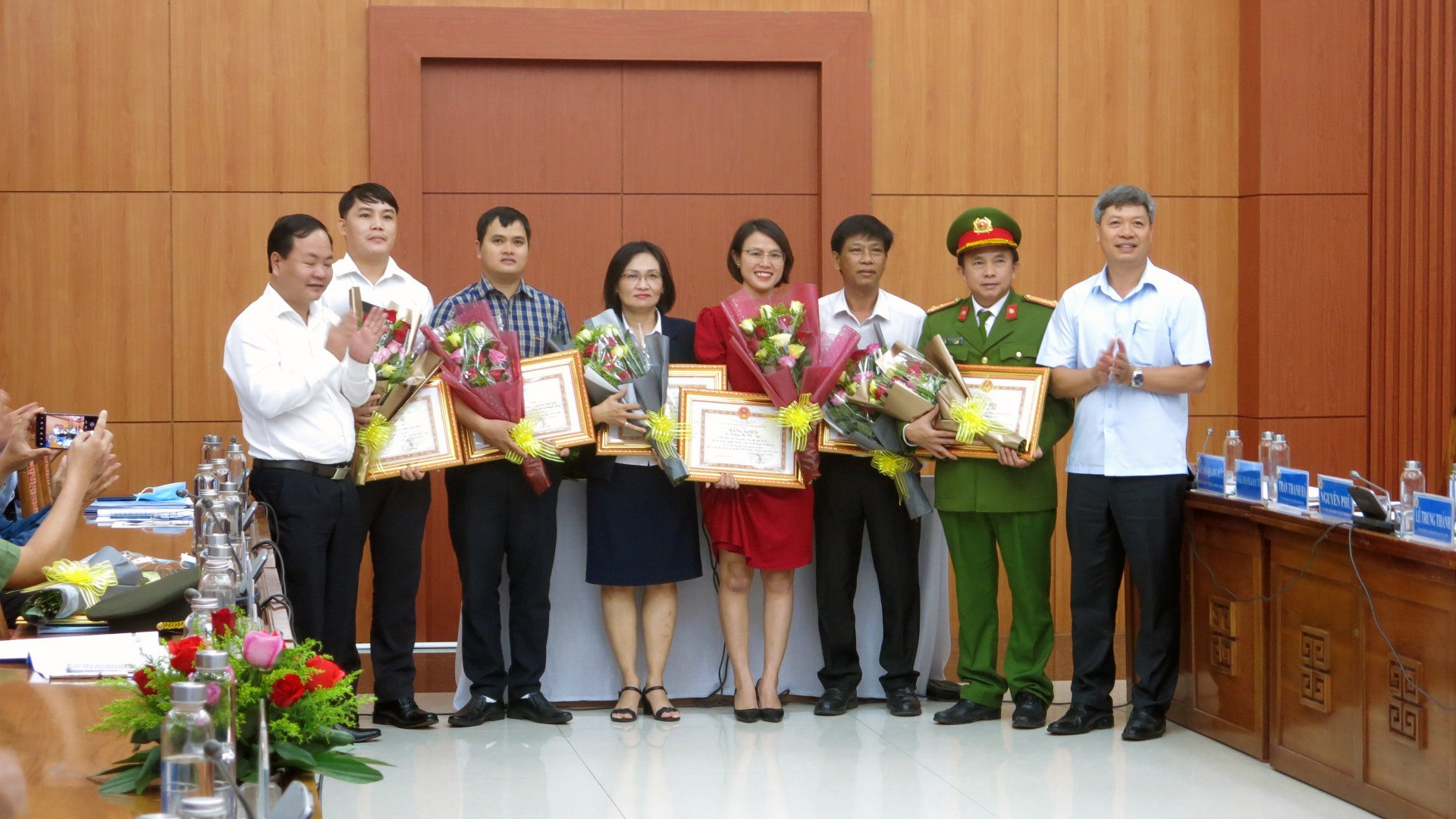 Lãnh đạo tỉnh tặng Bằng khen tuyên dương các tập thể và cá nhân có thành tích xuất sắc trong việc góp phần nâng cao điểm số, thứ hạng PCI của Quảng Nam. Ảnh: T.D