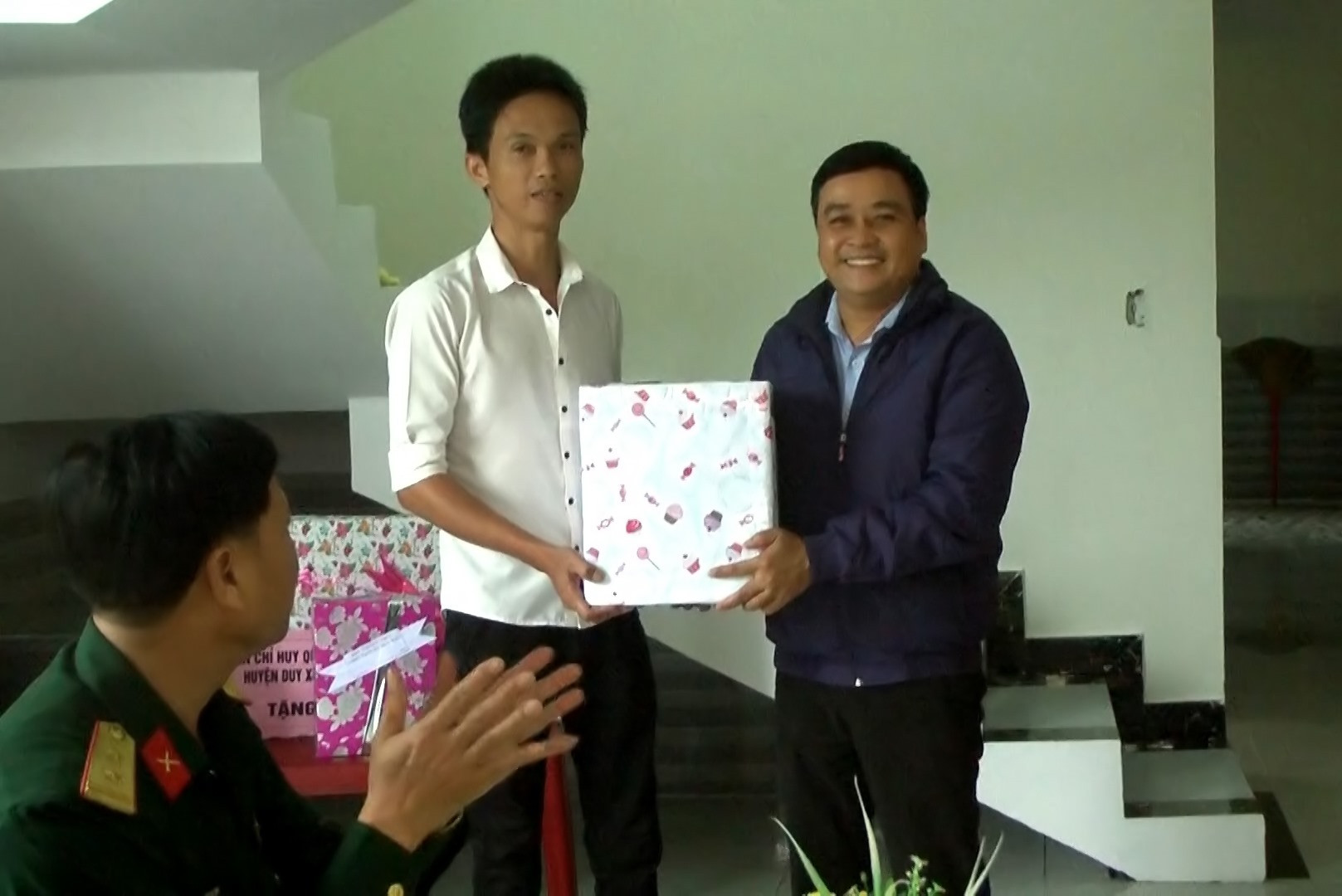 Lãnh đạo UBND xã Duy Thu tặng quà cho gia đình ông Nguyễn Công Hát. Ảnh: T.P