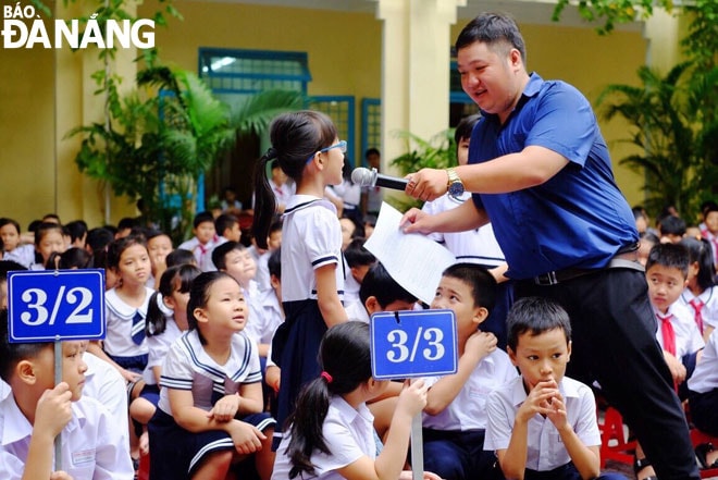 Thầy Lê Trung Chiến, giáo viên Tổng phụ trách Đội, Trường Tiểu học Tây Hồ chia sẻ các kỹ năng mềm cho học sinh. Ảnh: THANH TÌNH