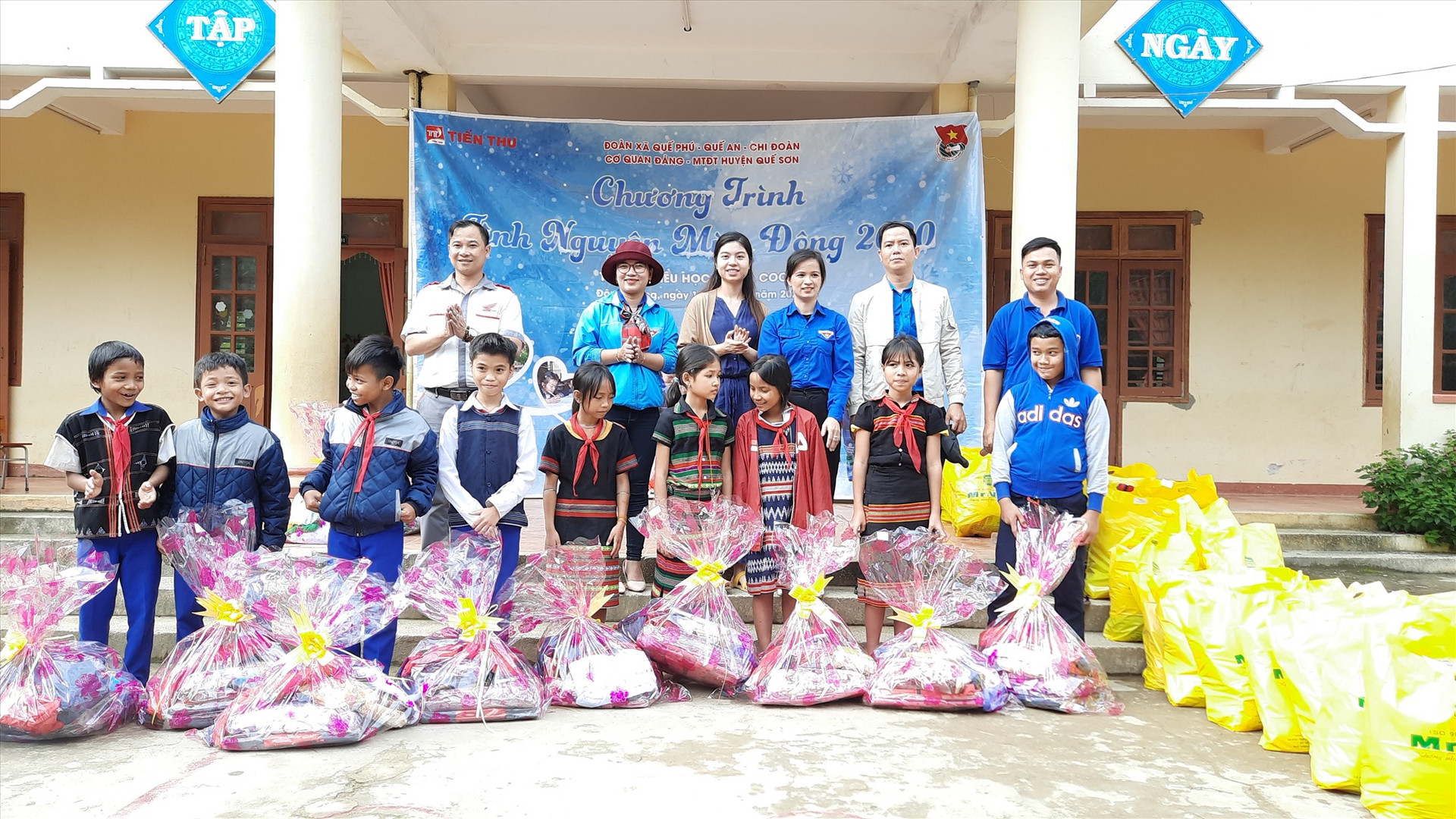 Hơn 200 phần quà được trao tặng cho các em học sinh xã Mà Cooih, Đông Giang. Ảnh: L.V