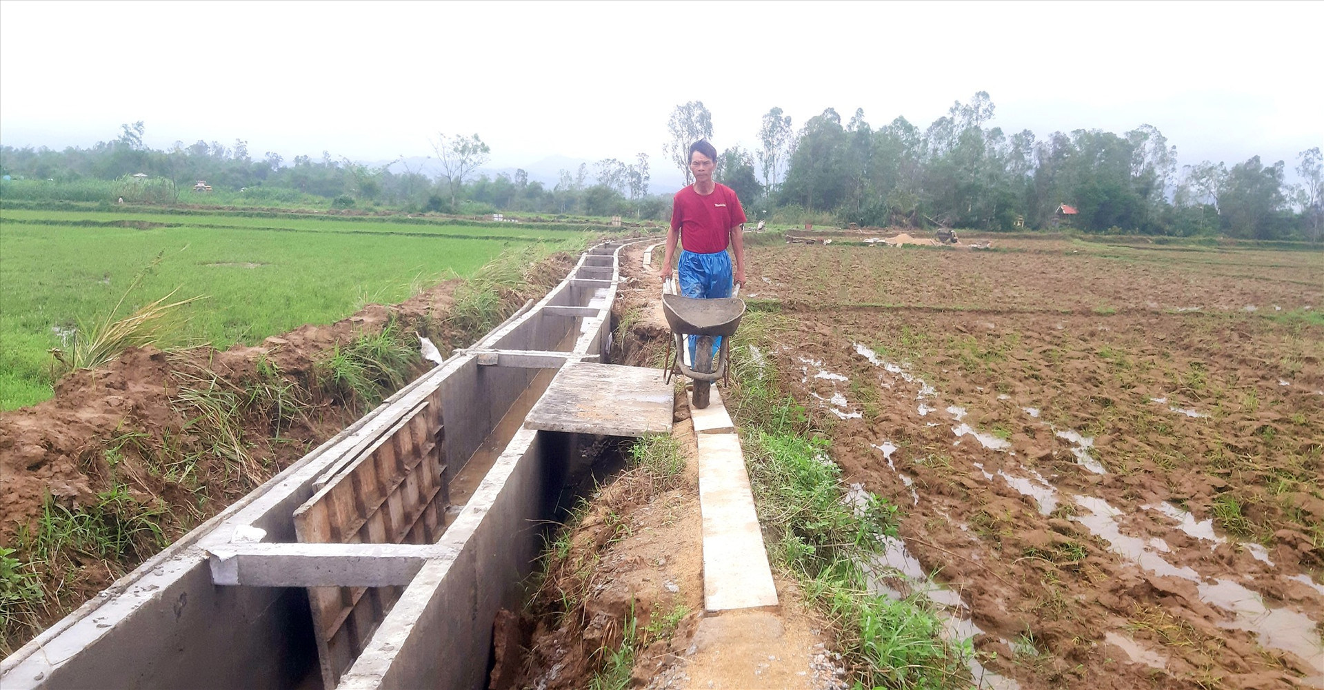 Nhiều địa phương khẩn trương nâng cấp, sửa chữa hệ thống kênh mương để chủ động cung ứng nước tưới cho cây trồng. Ảnh: VĂN SỰ